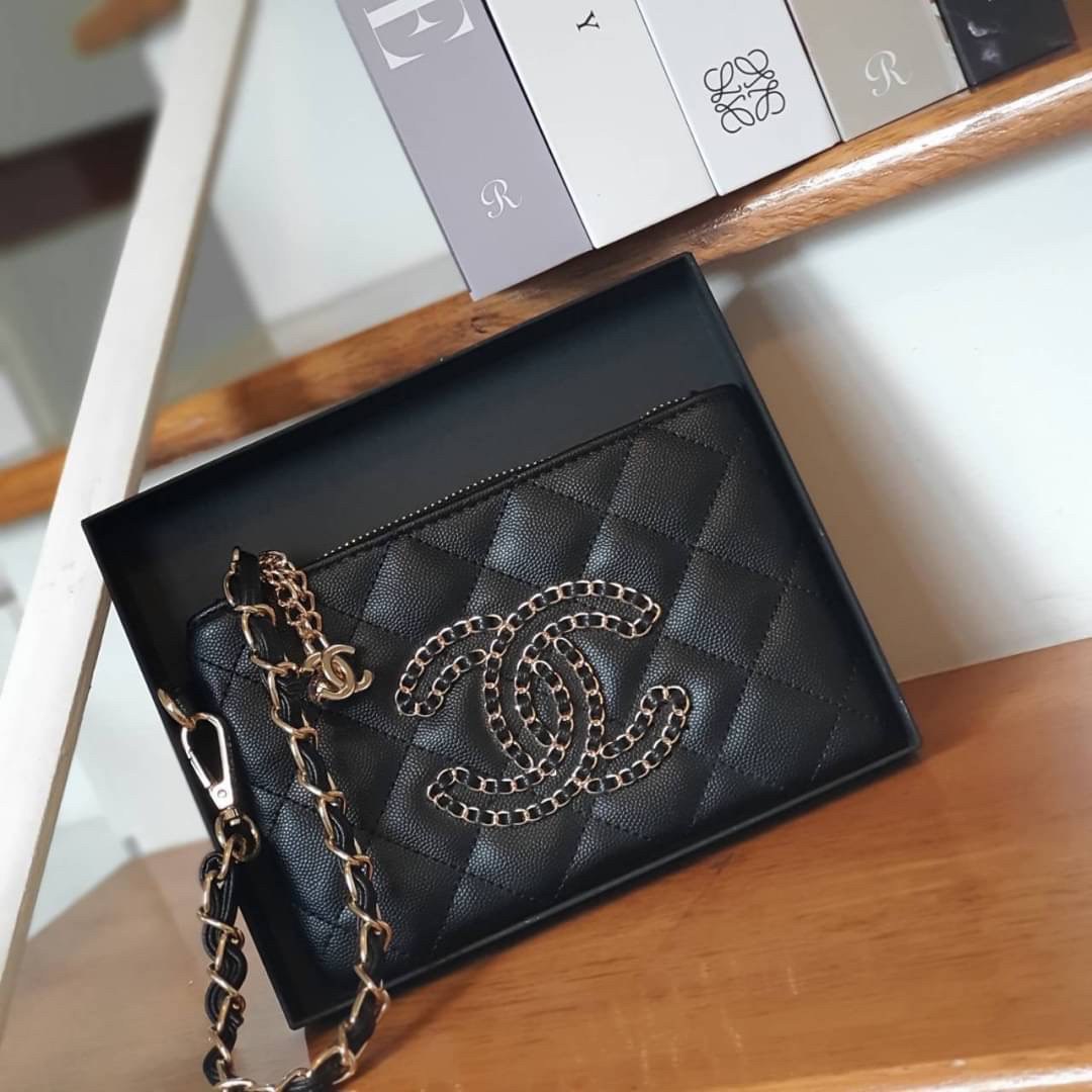 SIZE MINI : Chanel Clutch Bag Gift With Purchase (GWP) กระเป๋าคลัชพร้อมสายคล้องมือพรีเมี่ยมกิ้ฟรุ่นใหม่ล่าสุดจาก Chanel Make up Counter Dutyfree วัสดุหนังคาเวียร์สวยหรูอยู่ทรงประดับโลโก้แบรนด์ด้านหน้า เปิดปิดด้วยซิปสะดวกใช้ห้อยอะไหล่โลโก้แบรนด์สีทองเพิ่มด