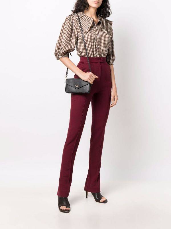 COACH C8439 WYNN CROSSBODY ใหม่ล่าสุด พร้อมเสิร์ฟความหรู ดูดีแบบน้อยแต่มาก กระเป๋าสะพายครอสบอดี้ ที่ซ่อนดีเทลดีงาม มีช่องเสียบบัตรแยกใช้ได้ หรือจะใส่ไว้ในกระเป๋า เพื่อแบ่งสัดส่วนให้ดูน่าใช้ วัสดุหนังวัวลายเกรน เส้นคมสวย เปิด-ปิดด้วยกระดุมแม่เหล็ก สะดวกใช้