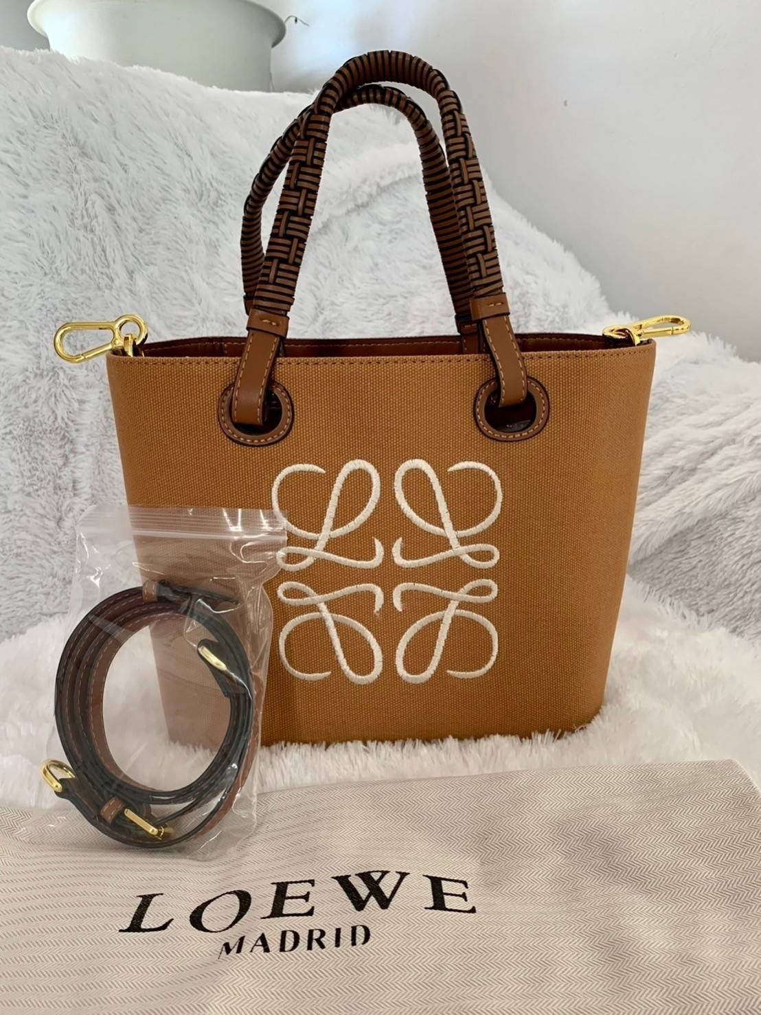 Loewe Anagram leather canvas tote bag / Loewe Tote Bag กระเป๋าโท้ทน้องใหม่ วัสดุทำจากหนังแคนวาส ใช้งานทนทาน ออกแบบมีสายสะพายไหล่และหูหิ้ว เรียกว่าใช้งานได้แบบ 2 in1 งานสวยล้ำ ไม่ซ้ำใคร ปักโลโก้ Anagram ที่ด้านหน้า เปิด-ปิดด้านบนด้วยเชือกผูก ด้านในมีช่องสำ