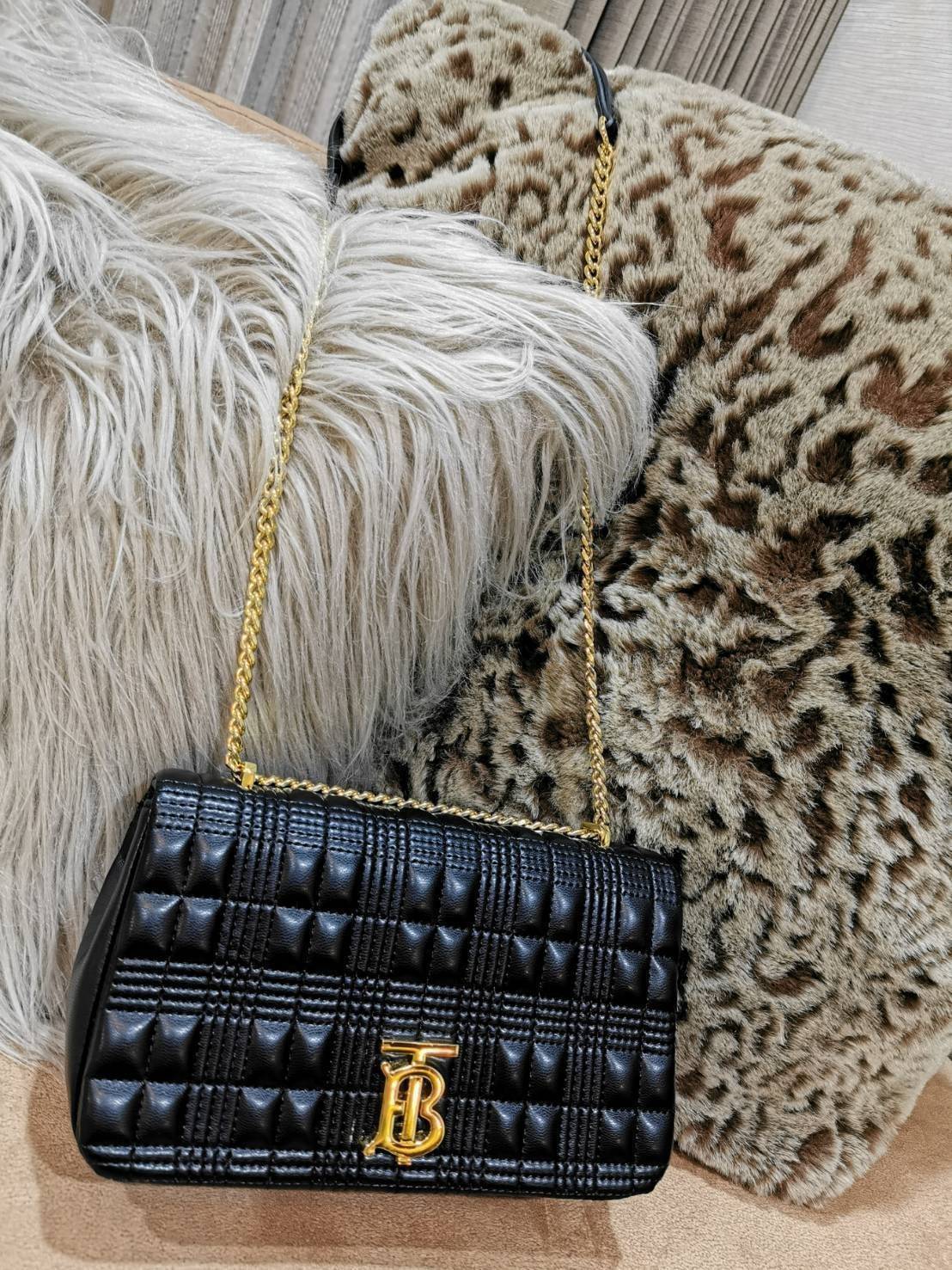 BURBERRY FRAGRANCES QUITED LAMBSKIN BAG VIP GIFT WITH PURCHASE GWP พรีเมี่ยมกิ๊ฟ Limited จาก BURBERRY Perfume DutyFree หนังแท้ Lambskin นิ่มสวยหรูดูดี เปิดปิดด้วยฝาปิดสัญลักษณ์รูปตัวB ภายในโล่งกว้าง ใส่มือถือ กระเป๋าสตางค์ได้ มาพร้อมสายสะพายโซ่ทองต่อหนังร