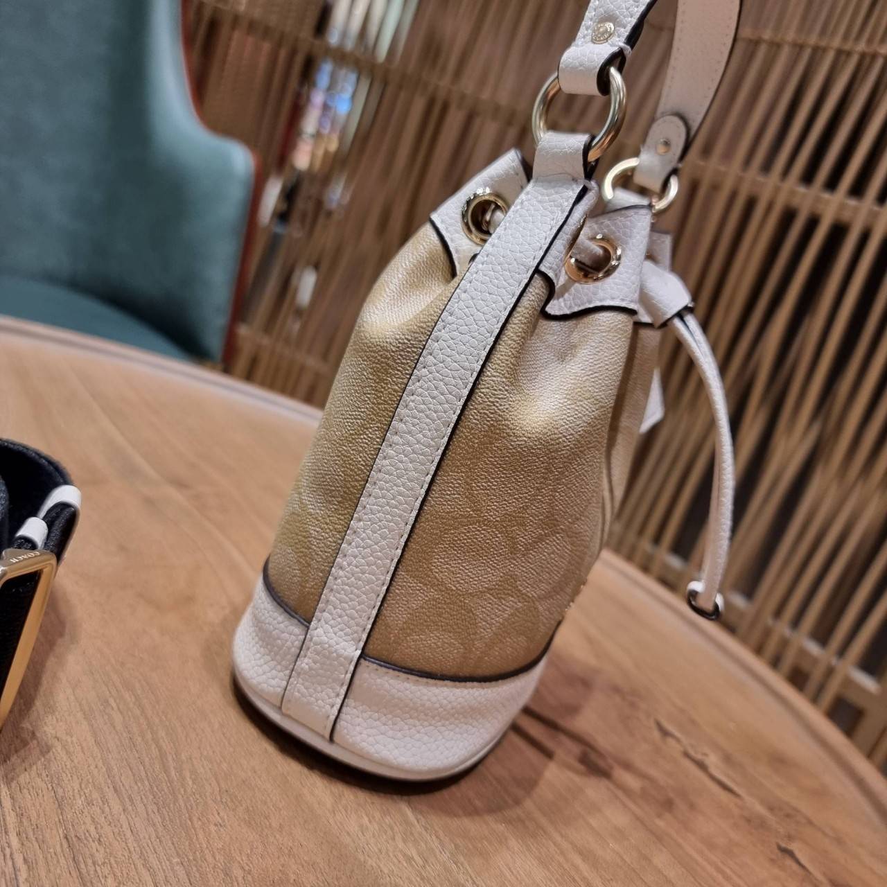 COACH C5121 DEMPSEY 15 DRAWSTRING MINI BUCKET BAG น้องคนสวยมาใหม่จ้า รุ่นใหม่กริ๊บ!! ยังไม่เข้าช็อปไทย ละมุนคุณหนูต้องมาแล้วแหละ กระเป๋าทรงถังไซส์มินิ ใช้งานง่ายด้วยการรูดหนังปิดรอบปากกระเป๋า ทุกอย่างลงตัวที่สุด!! มาพร้อมตัวห้อยรูปหัวใจสีทองกุ๊กกิ๊ก น่ารั