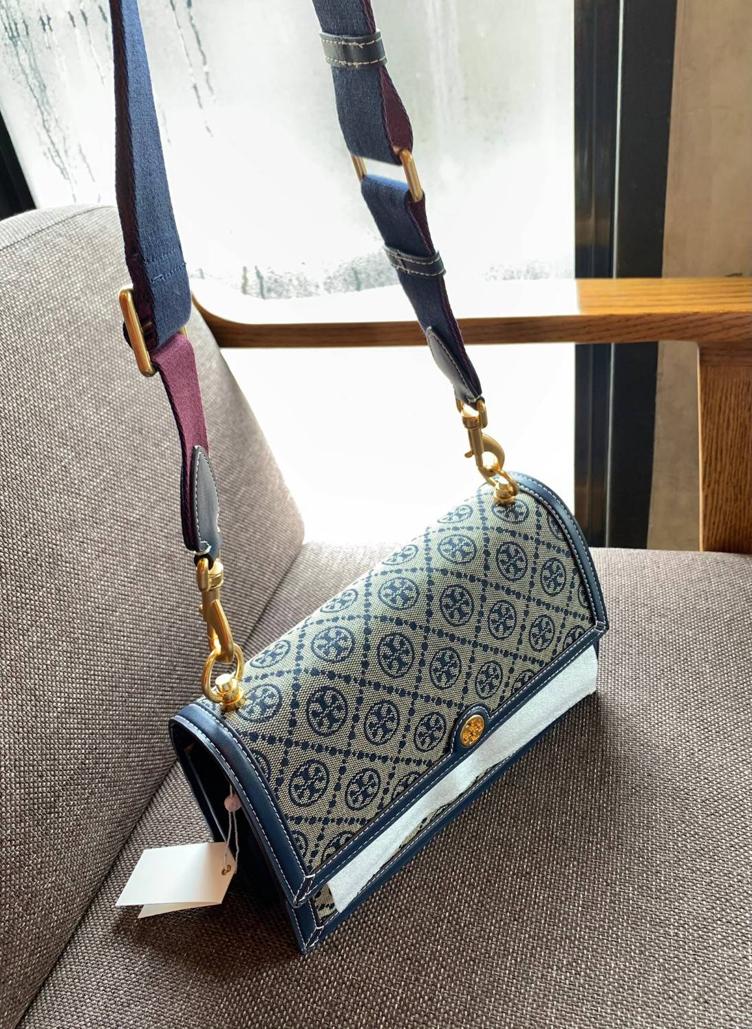 คุณภาพจัดเต็มกันเลยค่าา😘Tory Burch T Monogram Jacquard Shoulder Bag ห้ามพลาด! กระเป๋าสะพายแบบครอสบอดี้ร์ วัสดุJacquard+หนังแท้ชั้นดี ได้ลงตัวสวยงาม รูปแบบร่วมสมัยตามแบบฉบับแบรด์ได้ดีทีเดียวค่ะ! เปิดปิดกระเป๋าแบบอะไหล่แบรนด์ล็อคแม่เหล็ก