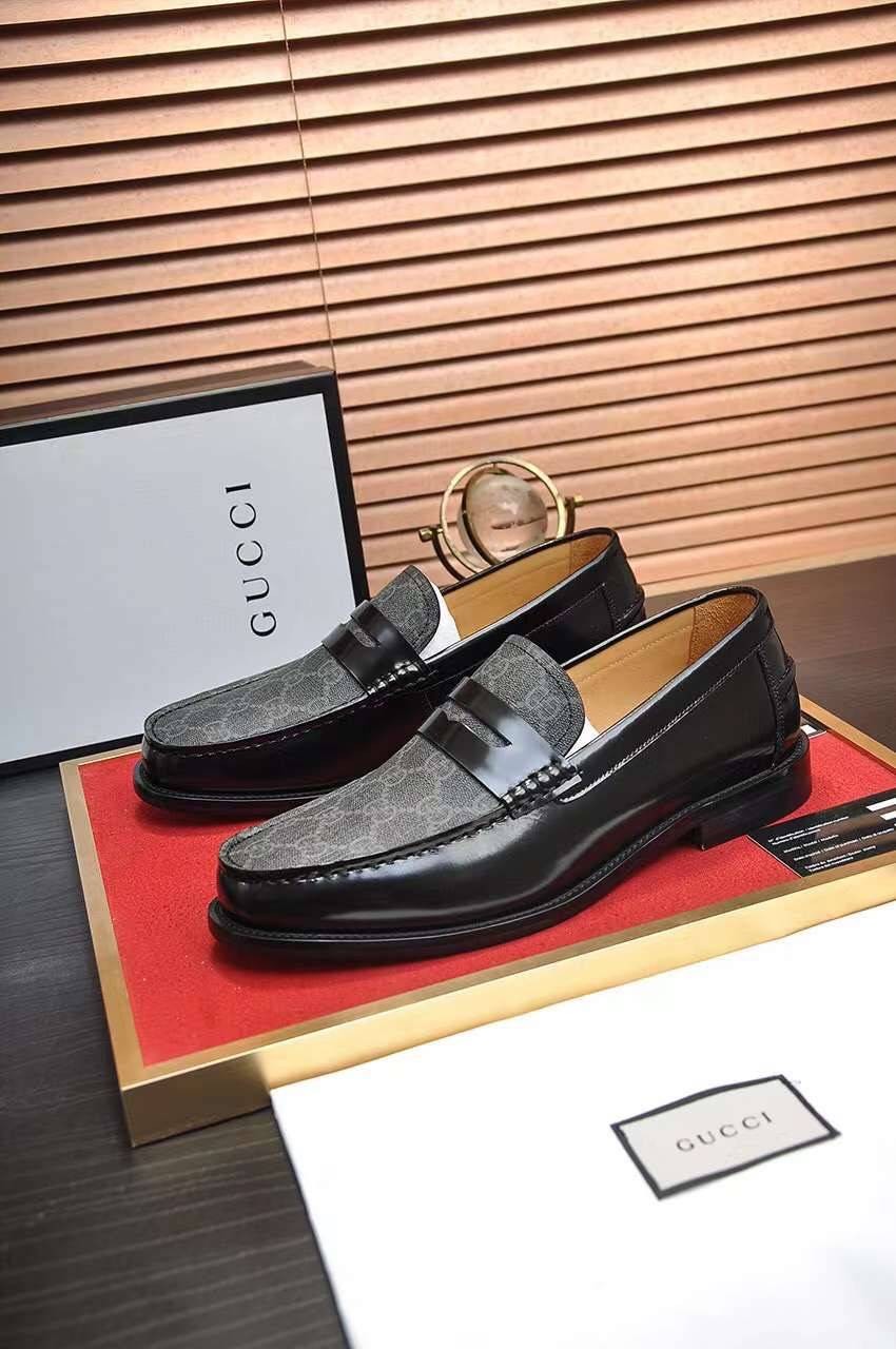 GUCCI Loafers for Men เกรดออริจินอล รองเท้าโลฟเฟอร์กุชชี่ ให้ลุคดูภูมิฐาน หรูหรา เข้ากับทุกชุด ทุกโอกาส วัสดุหนังแท้และแคนวาสอย่างดี ใส่สบาย ไม่กัดเท้า บล็อคมาตรฐาน 1:1 เป็นรองเท้าที่คุณผู้ชายควรมีติดตู้ภาพถ่ายจากงานขายจริง ใช้งานต่างประเทศได้