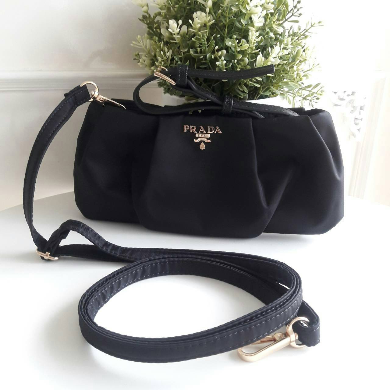 รุ่นใหม่คะ! พร้อมส่ง กระเป๋าทรง Clutch มินิน่ารัก♡ ยอดฮิตจากแบรนด์ PRADA **งานสวยมากกกกกกก มาพร้อมสายยาว สะพาย Cross body ก็สวย หรือจะถือสวยๆก็ได้เช่นกัน นอกจากนี้ยังมีสายคล้องมือให้อีกด้วย สามารถใส่ Iphone X ได้ ด้านหน้ากระเป๋า มาพร้อมโลโก้แบรนด์อ