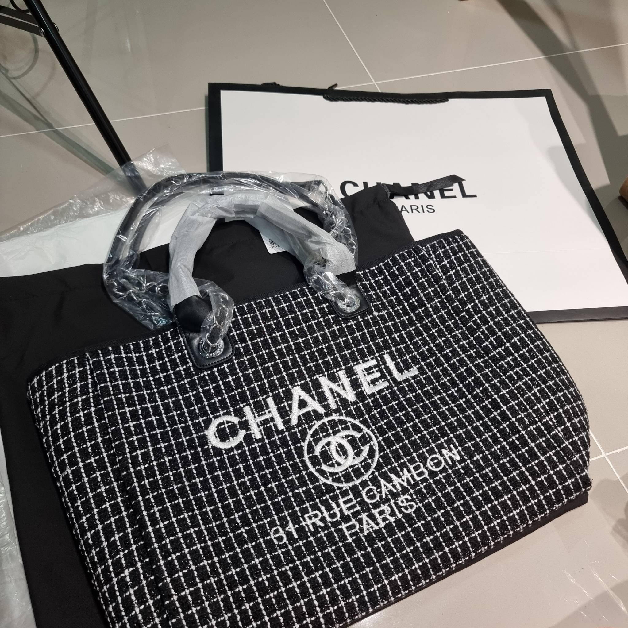 CHANEL LARGE TOTE BAG / CHANEL DEAUVILLE TOTE / CHANEL TOTE BAG กระเป๋าสะพายผ้าทวิต ทรงโท้ทใบใหญ่ ต้อนรับเทศกาลท่องเที่ยวช่วงสิ้นปีนี้ ใครมองหากระเป๋าสะพายไปเที่ยว ใบนี้น้องตอบโจทย์แน่นอน ด้วยดีไซน์โทนสีที่ใช้ได้กับทุกโอกาส และขนาดกว้างที่จุของได้แบบไร้กั