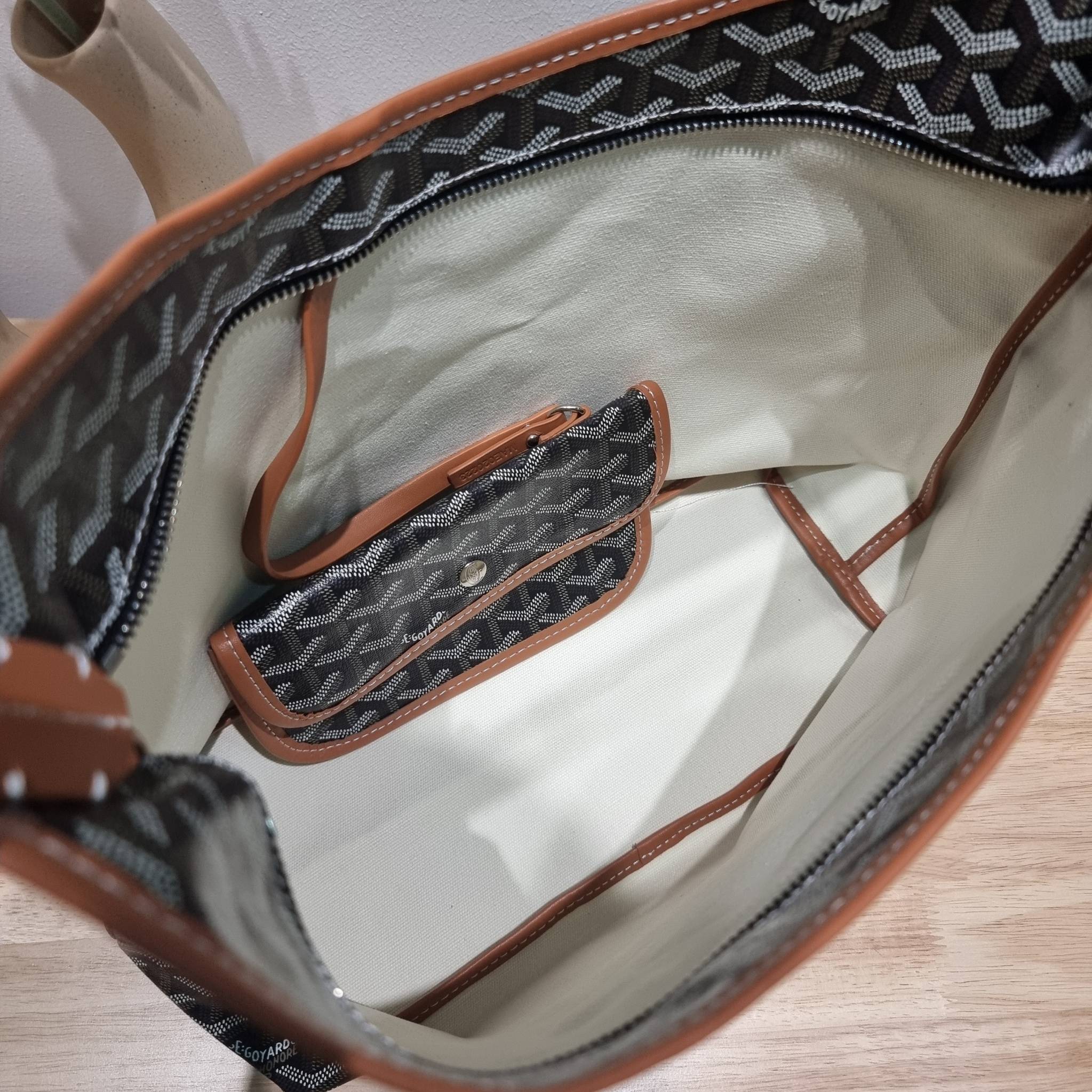 GOYARD BOHEME HOBO BAG / GOYARD HOBO กระเป๋าสะพายทรงโฮโบ ใบใหญ่จุใจ!! มาครบสีขายดี เลิศทุกสี รูปทรงคลาสสิค ดีไซน์เป็นเอกลักษณ์ วัสดุหนังแคนวาสพิมพ์ลายสวยคม ปากกระเป๋ามีซิปเปิด-ปิดกันของหล่นได้ ภายในโล่งกว้างมาก มาพร้อมสายคล้องในตัว ทนทาน สะพายสวยๆได้ทุกวั