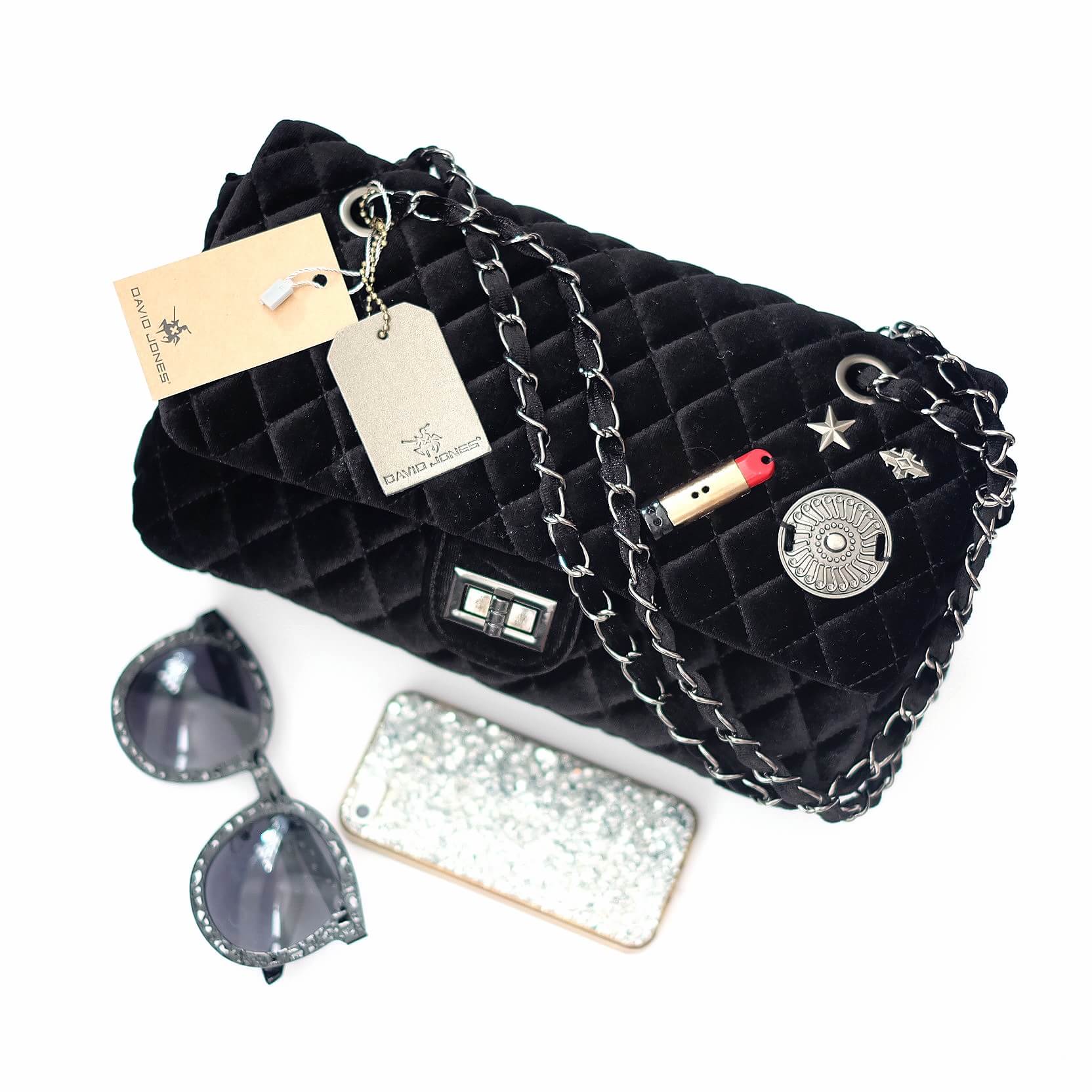 งานแท้ชนช้อป ทรงยอดฮิต ห้ามพลาดเลยน๊า กระเป๋าสะพายหนังกำมะหยี่ ทรงสวยจากแบรนด์ David Jones สวยหรูมาก ภายในสีแดง ภายนอกดำ อะไหล่ดำรมควัน ขนาดกำลังดีเลยใส่มือถือ กระเป๋าตังค์ยาวได้หมด น้ำหนักเบามากๆ ภายในมีช่องแบ่งเก็บของได้ 2 ด้าน ด้านหลังกระเป๋าใส่ของได้ 