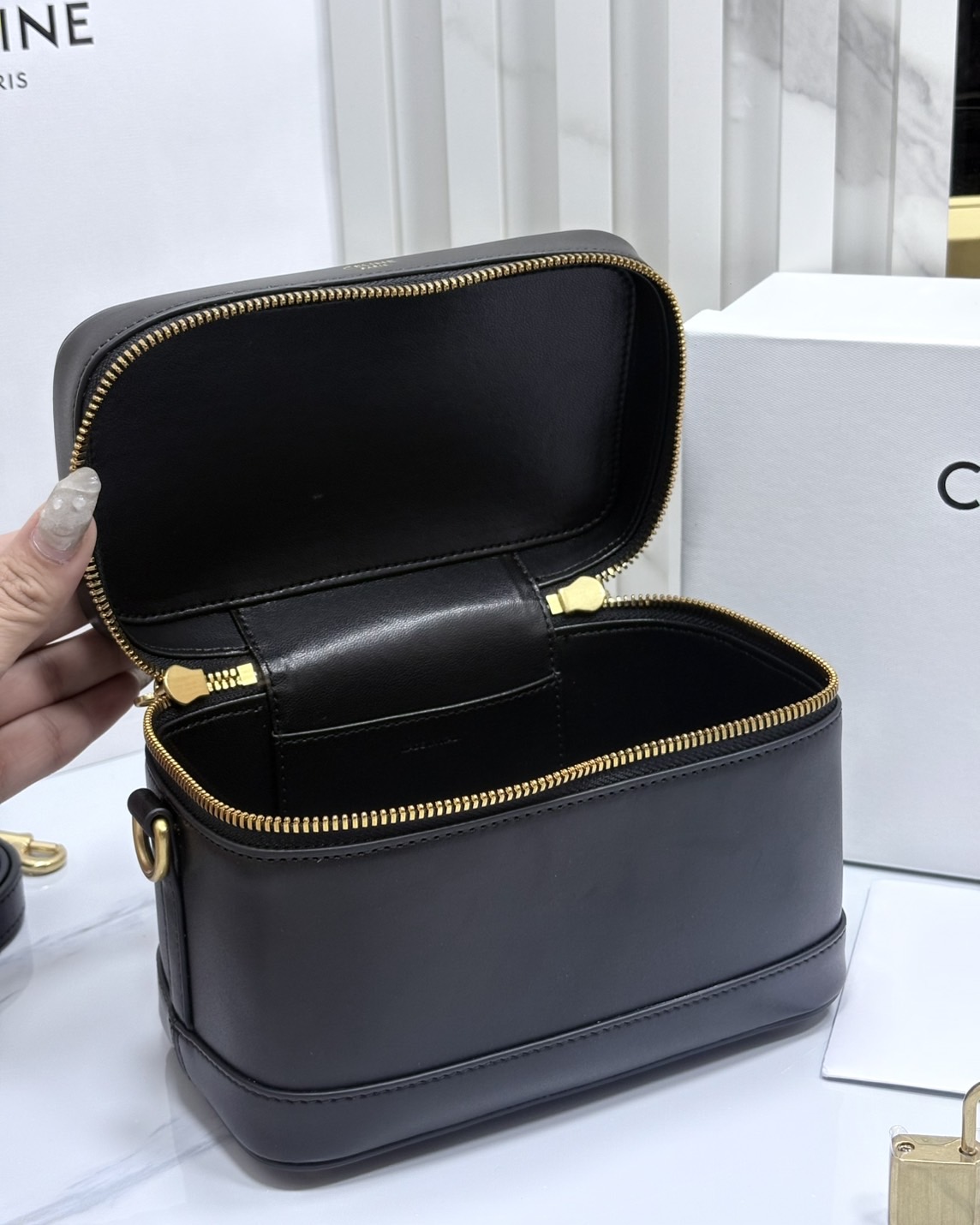 ORI หนังแท้ | CELINE VANITY BAG พลาดไม่ได้เลยกับคอลสุดคิ้ว กับกระเป๋าถือ/สะพายได้ทรงกล่อง ใช้สะพายได้ทุกวันอย่างคล่องตัวดีไซน์ใหม่สวยลาสสิค