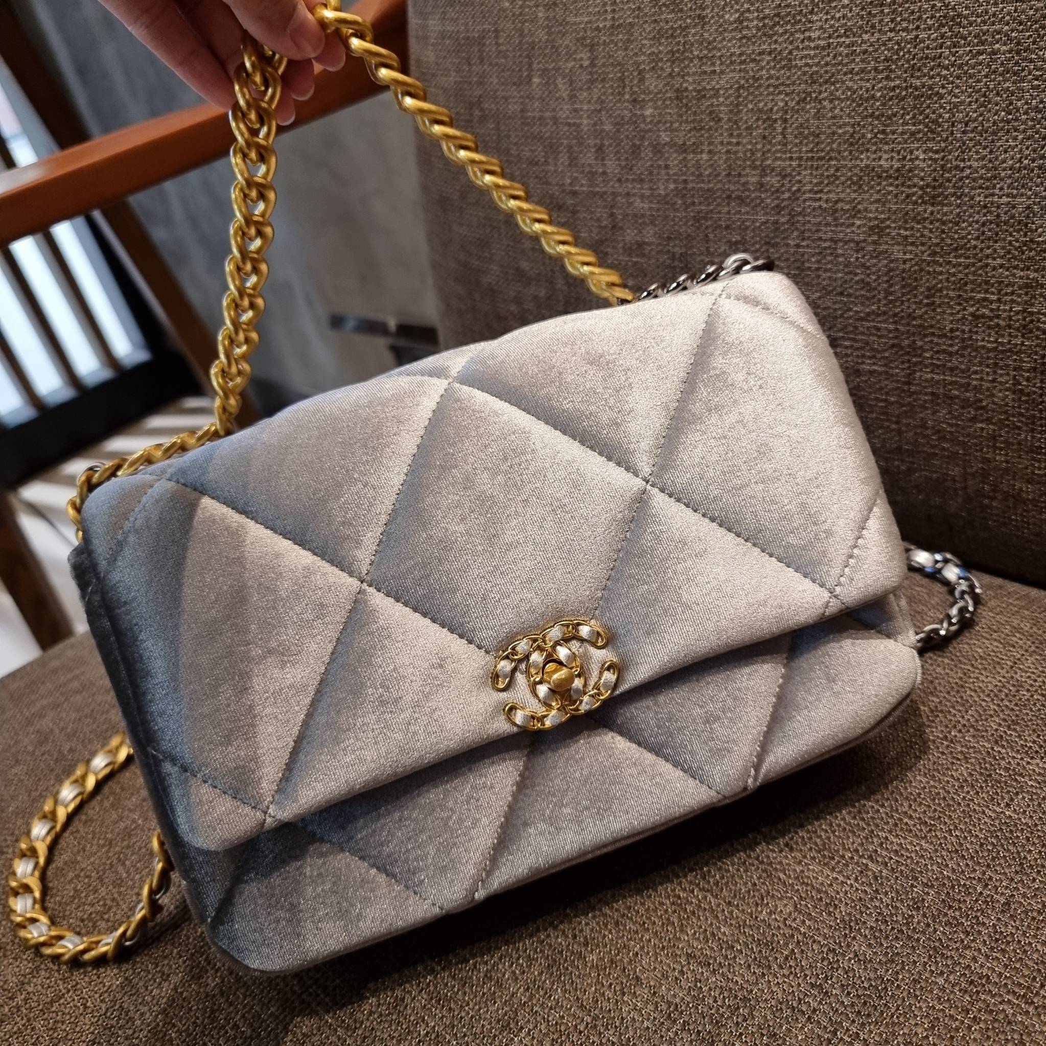 ไม่มองไม่เหลียวไม่ได้แล้ว!! ความหรูที่โดดเด่นจากผ้ากำมะหยี่ สร้างดีเทลผู้ดี ลูกคุณมากๆ Chanel vip boutique กระเป๋าสะพายจาก duty free ในราคาสุดประหยัด!! ดีไซน์เลิศ ตกแต่งด้วยโซ่ทูโทน ลงตัวแบบไม่มีที่ติ เปิด-ปิดด้วยตัวบิดล็อค ภายในโล่งกว้าง ใส่กระเป๋าสตางค์