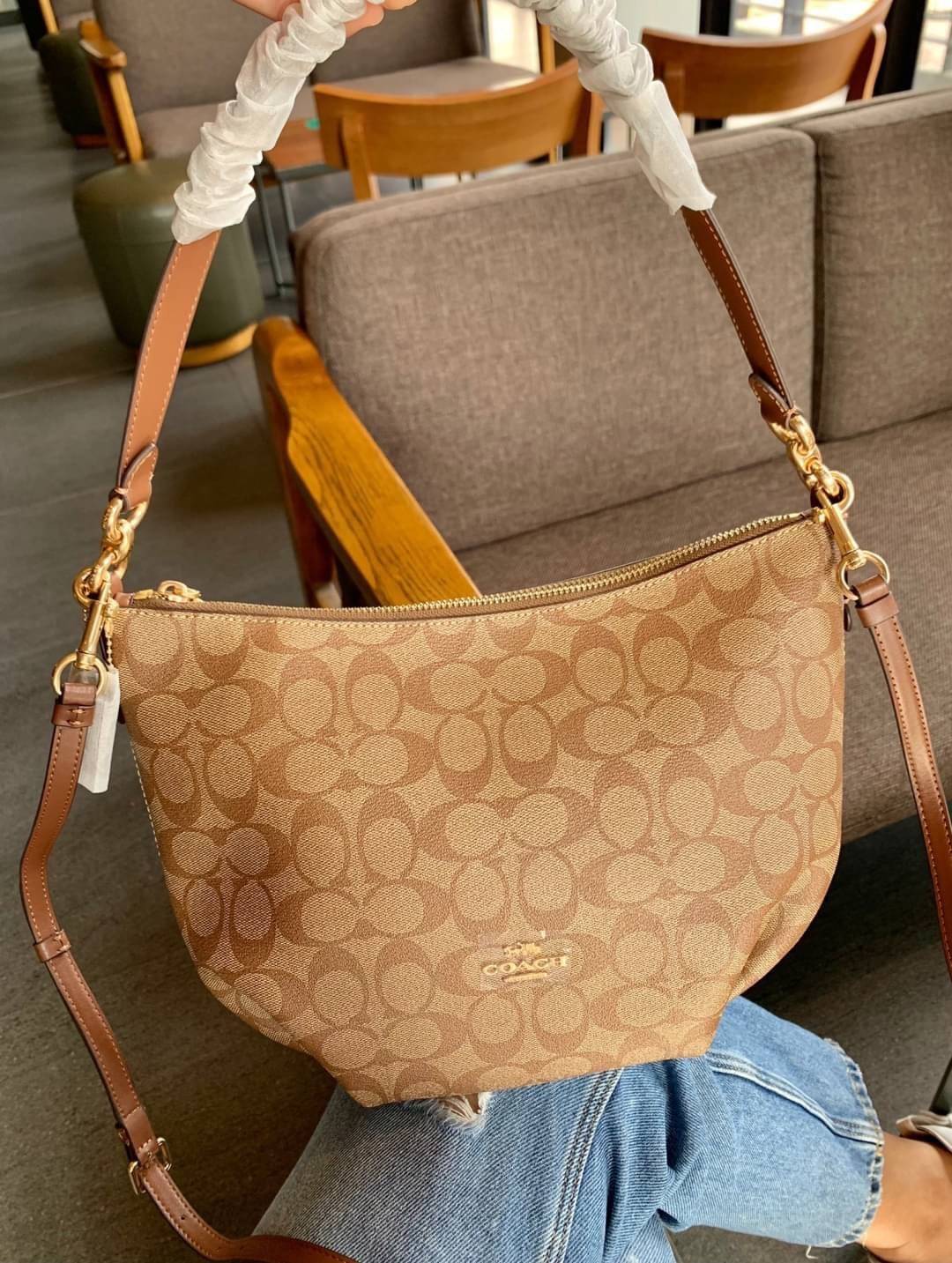OUTLET 】ปรับราคาลง ได้ไปไม่ผิดหวังแน่นอนจ้าา💥 Coach Pebble Leather Small Skylar Hobo Shoulder Bag((90738)) พร้อมส่งที่ไทย ล่าสุด! กระเป๋าหิ้ว//สะพายข้างได้ ทรงน่ารัก ละมุน หนังแท้ หนังนิ่มมือดีมาก หลงรักแน่นอนค่าา! เปิดปิดกระเป๋าแบบซิปมีพู่ห้อย ใช