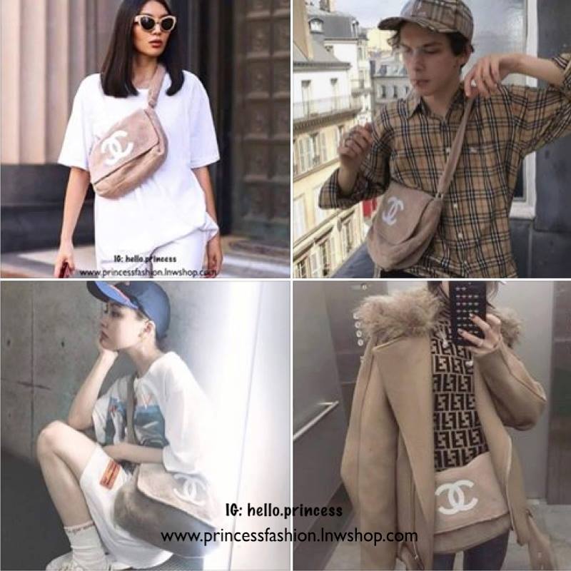 MUST HAVE! Chanel Beaute Crossbody Bag กระเป๋าถือหรือสะพายพรีเมี่ยมของเเท้จาก Chanel Cosmetic Counter VIP Gift รุ่นแนะนำวัสดุขนวูฟสีดำหนานุ่มตัดโลโก้แบรนด์หนังแก้วสวยโดดเด่น น้ำหนักเบา เปิดปิดด้วยฝาปิดกระดุมแม่เหล็ก ใบใหญ่กำลังดีใส่ ipad กระเป๋าสตางค์ใบยา