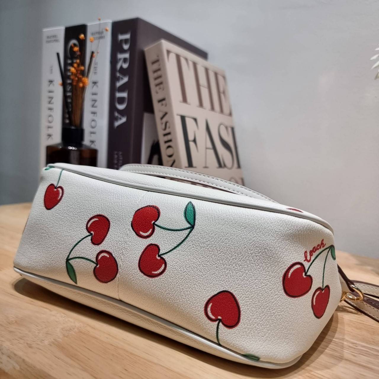 COACH F58321 TOP HANDLE POUCH คอลเลคชั่นสุดฮิต กับดีไซน์ใหม่ น่ารักน่าใช้ทุกแบบ กระเป๋าพอชทรงใช้งานง่าย สะดวก กะทัดรัด วัสดุหนังแคนวาสเคลือบคุณภาพ มาพร้อมสายคล้องในตัว และสายสะพาย crossbody ปรับเปลี่ยนได้ตามสไตล์ อีกหนึ่งไอเท็มที่สาวๆต้องมี ในราคาสุดคุ้ม 