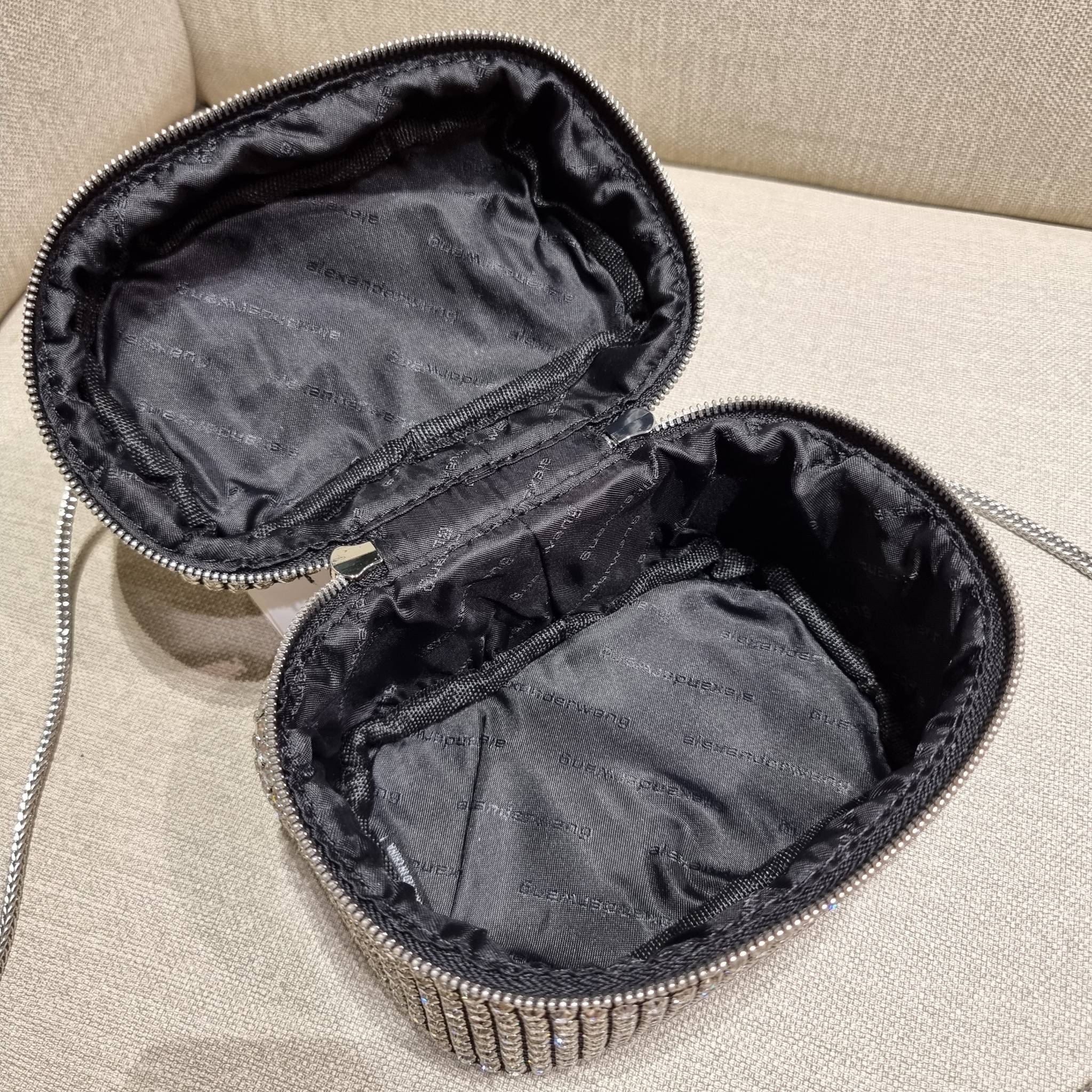 ALEXANDER WANG HEIRESS BOX BAG IN RHINESTONE MESH ใหม่ก่อนใคร กับไอเท็มสุดเอ็กซ์คลูซีฟ วีไอพีจากเคาน์เตอร์ กับกระเป๋าถือ/สะพายทรงกล่องตกแต่งพลอยเทียม หรูหรา โดดเด่น ดูแพง ด้วยการตัดเย็บเรียงร้อยลงบนตาข่ายเนื้อละเอียด ทำให้ดูดีมีราคางดงามมากๆ เปิด-ปิดด้วยซ