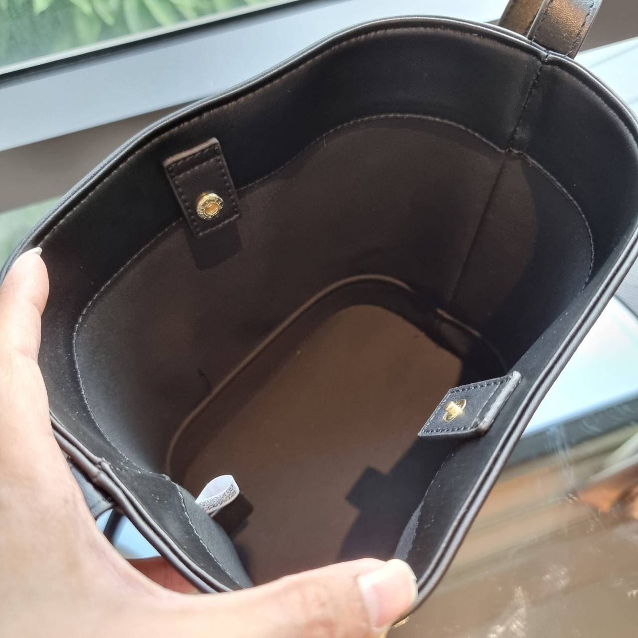 VIP 】CELINE BUCKET BAG CUIR TRIOMPHE คอลเลคชั่นใหม่ ฮิตข้ามปี กับกระเป๋าสะพายทรงถัง ใช้งานง่ายที่สุด สายสะพายในตัว ปรับใช้ได้เลย วัสดุหนังวัว เรียบหรู ผู้ดีไปอีก โดดเด่นด้วยโลโก้เอกลักษณ์ มีกระดุมปิดที่ปากกระเป๋า ภายในโล่งกว้าง ใส่ของแบบจุๆไปเลย เป็นรุ่นท