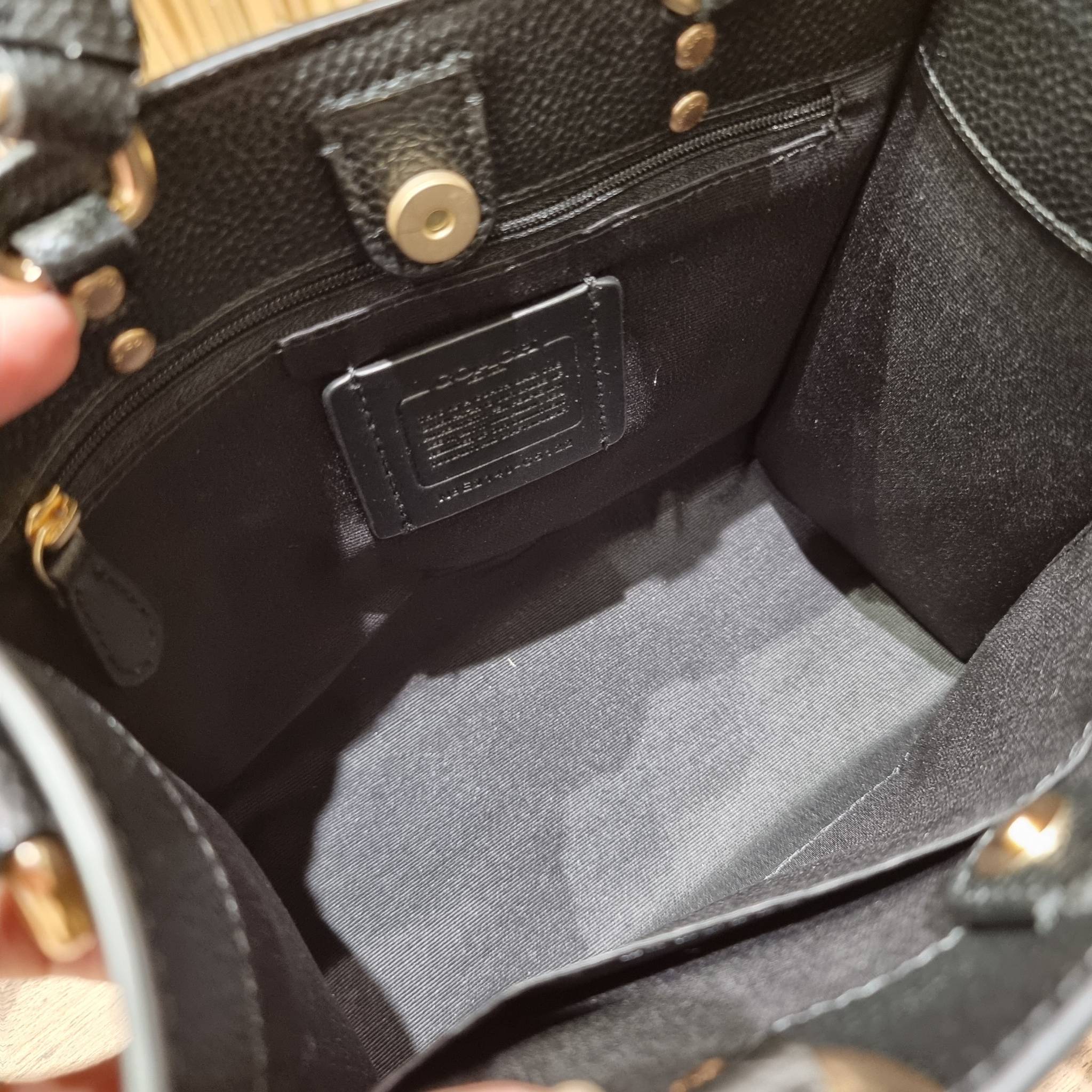 OUTLET 】COACH C5122 DEMPSEY TOTE 22 IN SIGNATURE CANVAS แรงดี กระหน่ำยอดสั่งซื้อมากจ้าแม่!! กระเป๋าทรงโท้ท 22 ที่ขนาดน่ารักน่าใช้มากๆ สาวๆถูกอกถูกใจกันนับไม่ถ้วน!! ฟังก์ชั่นการใช้งานสะดวกที่สุด มีทั้งสายคล้องในตัว และสายครอสบอดี้ ดีไซน์คลาสสิคเรียบหรู วัส