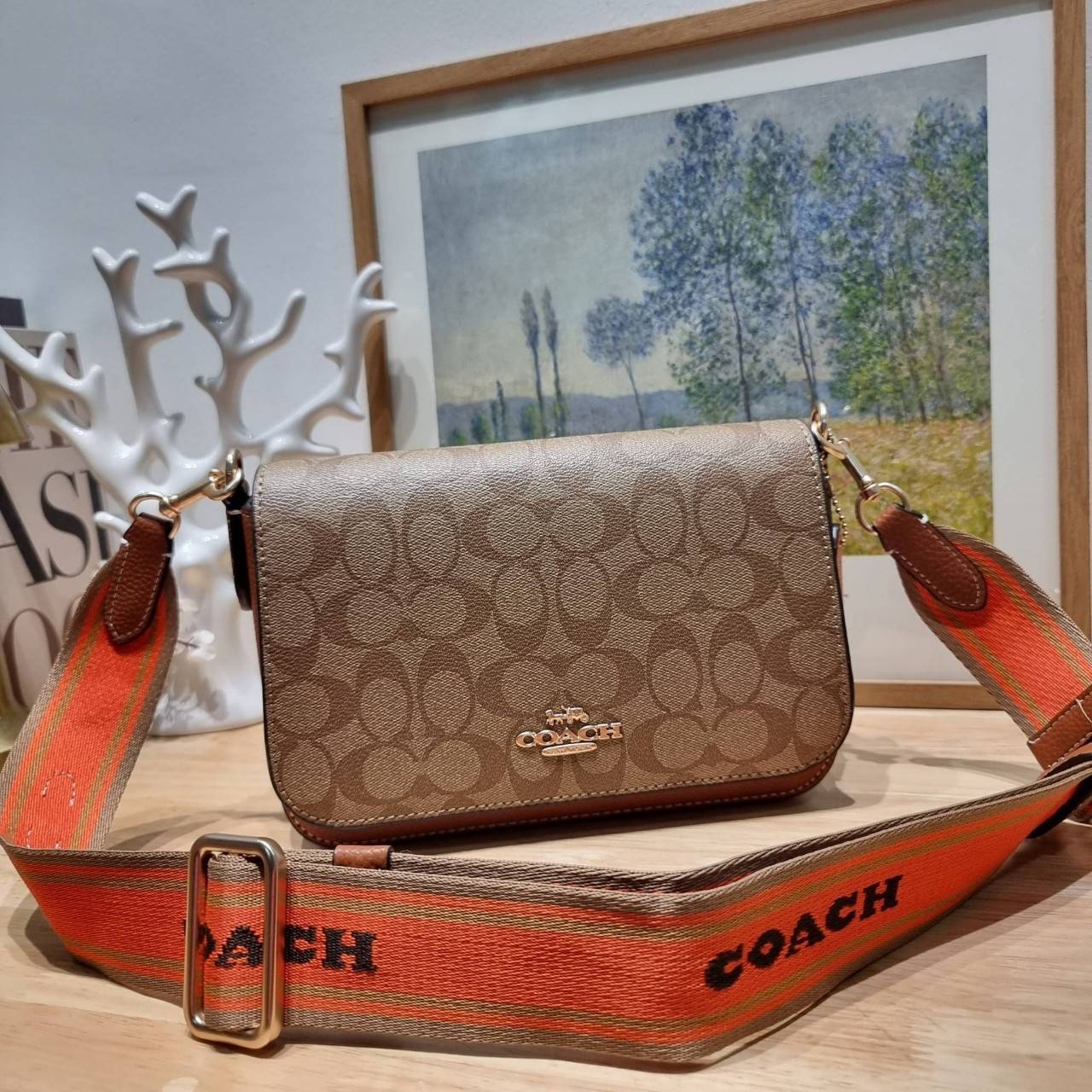 OACH LOGAN MESSENGER IN SIGNATURE CH483 CH252 กระเป๋าสะพาย รุ่นใหม่ สไตล์สปอร์ต ดีไซน์สวย ขนาดกำลังดีคล่องตัว สายสะพายเส้นใหญ่ทนทาน