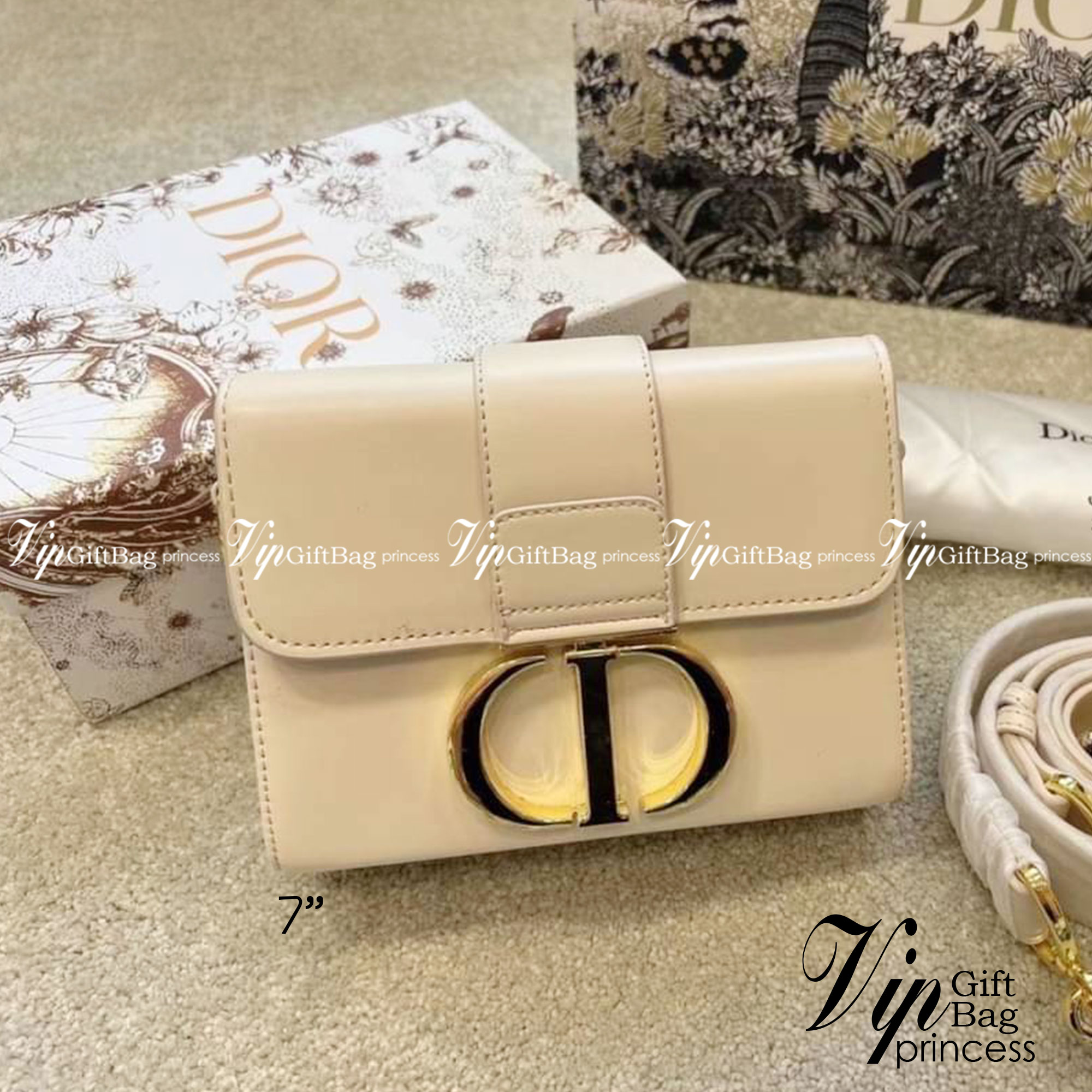 Dior 30 Montaigne Box Bag 7" / DIOR MINI BAG กระเป๋าสะพายดิออร์ เอกลักษณ์ของความหรู ไซส์มินิทรงสี่เหลี่ยมหนังเรียบสวยหรูอยู่ทรงเปิดปิดด้วยฝาปิดโลโก้แบรนด์อะไหล่ทอง ภายในโล่งมีโลโก้สามารถใส่มือถือของใช้จุกจิกได้ สายสะพายหนังยาวถอดได้ปรับระดับได้ สามาร