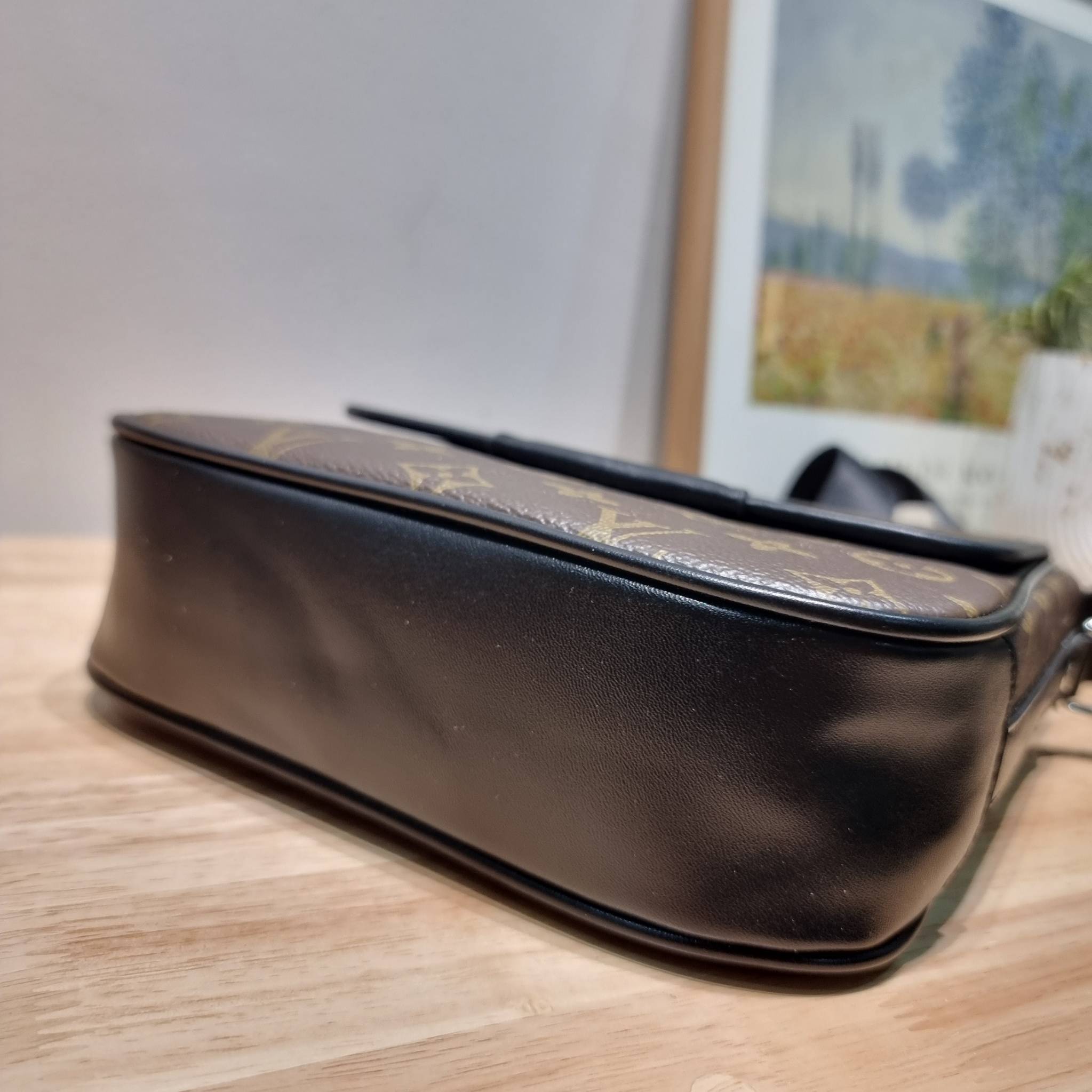 LV bass macassar monogram bag ของใหม่จัดให้หนุ่มๆ กับกระเป๋าสะพายทรงแมสเซ็นเจอร์ ไซส์กำลังดี เหมาะกับหนุ่มๆที่รักความคล่องตัว วัสดุหนังแคนวาสตัดสลับหนัง