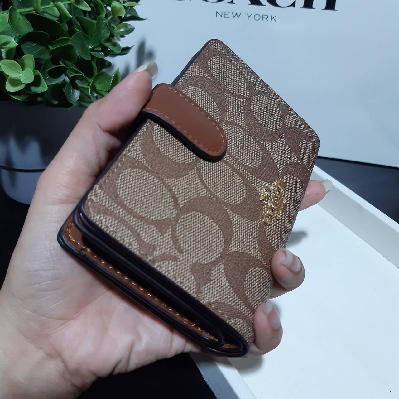 ของแท้ COACH F23553 MEDIUM CORNER ZIP WALLET IN SIGNATURE CANVAS กระเป๋าสตางค์ใบกลาง ขนาดกำลังเหมาะมือ