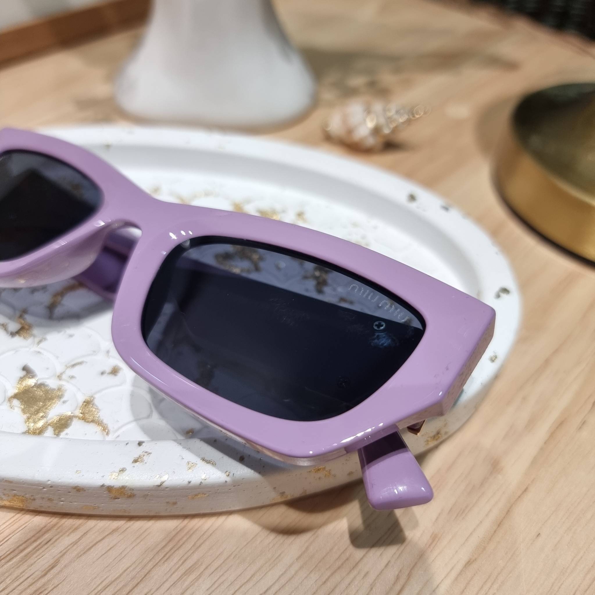 MIU MIU Sunglasses UV protection มาพร้อมอุปกรณ์ครบเซ็ท สวยปัง สวยตะโกน มีพกติดตัวไว้ไม่ตกเทรนด์ ใส่เสริมโหงวเฮ้ง ดูผู้ดี ใช้ได้ทุกโอกาส ทุกสถานการณ์ ใส่ที่บ้านถนอมสายตา ใส่ออกข้างนอกกันแดด กันลม กันฝุ่นก็มั่น ก็เลิศทั้งหมด