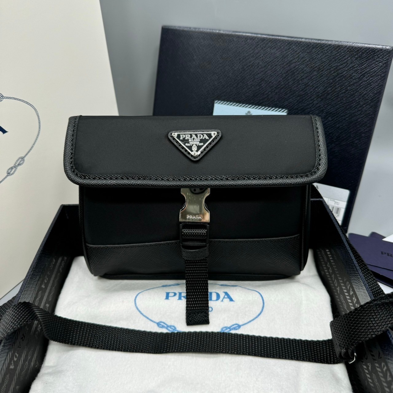 PRADA Re-Nylon and Saffiano leather smartphone case / PRADA Crossbody Nylon Men Bag กระเป๋าสะพายใบกะทัดรัด เป็นใบที่ท่านชายควรมีมาก งานสวยเท่ห์ ใช้ได้ทั้งชายหญิง เหมาะกับ everyday look มากๆค่ะ