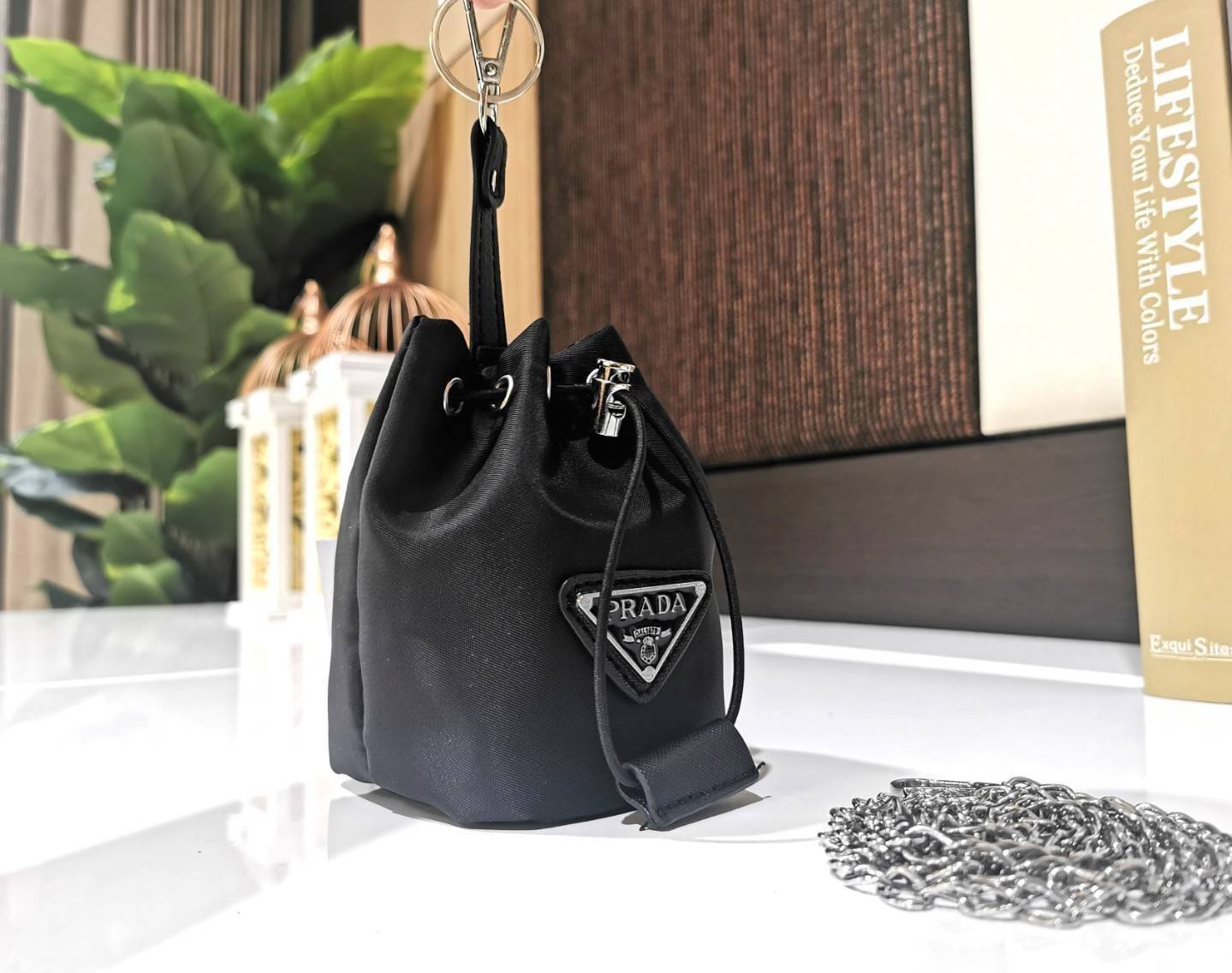 กลับมาตามคำเรียกร้อง Must Have!✴️PRADA MINI DRAWSTRING WITH KEYCHAIN VIP GIFT WITH PURCHASE (GWP) พรีเมี่ยมกิ๊ฟจากต่างประเทศรุ่น Limited "Duty Free" กำลังฮิตสุดๆในเกาหลี วัสดุ Nylon & Polyester 100% ด้านหน้าประดับโลโก้ เปิดปิดแบบ Drawstri