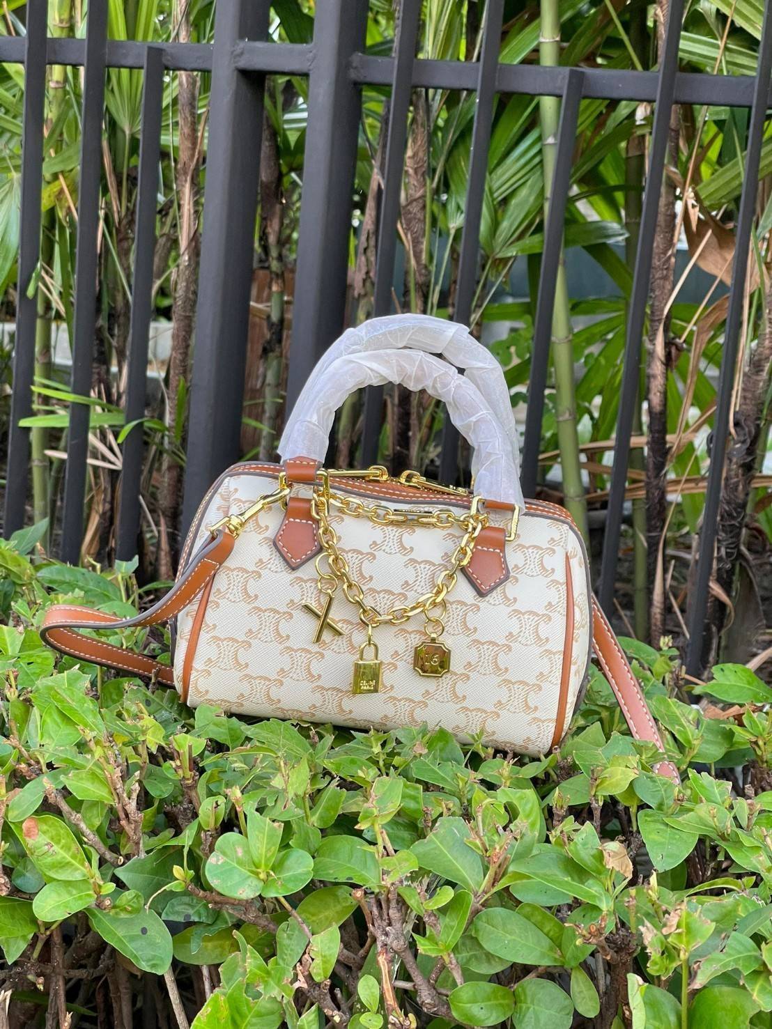 CELINE MINI BOSTON BAG IN TRIOMPHE CANVAS กระเป๋าทรงหมอนขนาดกะทัดรัด เป็นทรงฉิตตบอดกาลไม่มีเอ้าท์ ถือหรือสะพายได้อย่างคล่องตัว ภายในสามารถบรรจุสิ่งของที่จำเป็น สิ่งที่โดดเด่นของกระเป๋าหนังลาย Triomphe ที่ได้รับความนิยมอย่างแพร่หลาย มีอะไหล่ทองประดับเพิ่มม