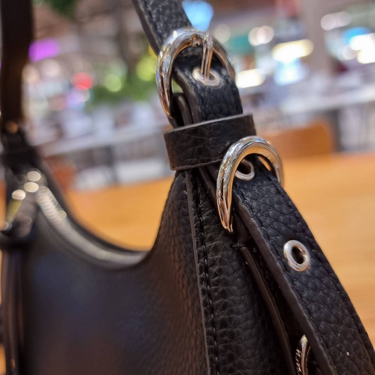 COACH C6807 KLEO HOBO IN SIGNATURE CHAMBRAY ใหม่ล่าสุด คอลเลคชั่นสุดคิ้วท์ ที่สาวๆต้องหลงรัก กระเป๋าสะพายทรงโฮโบ ที่ดีไซน์มาให้ปรับใช้งานได้หลากหลาย วัสดุหนัง pepble สวยหรู รูดเปิด-ปิดด้วยซิป ภายในเป็นช่องโล่ง สายคล้องสามารถถอดออกใส่สายยาวสะพายข้างได้ หรื