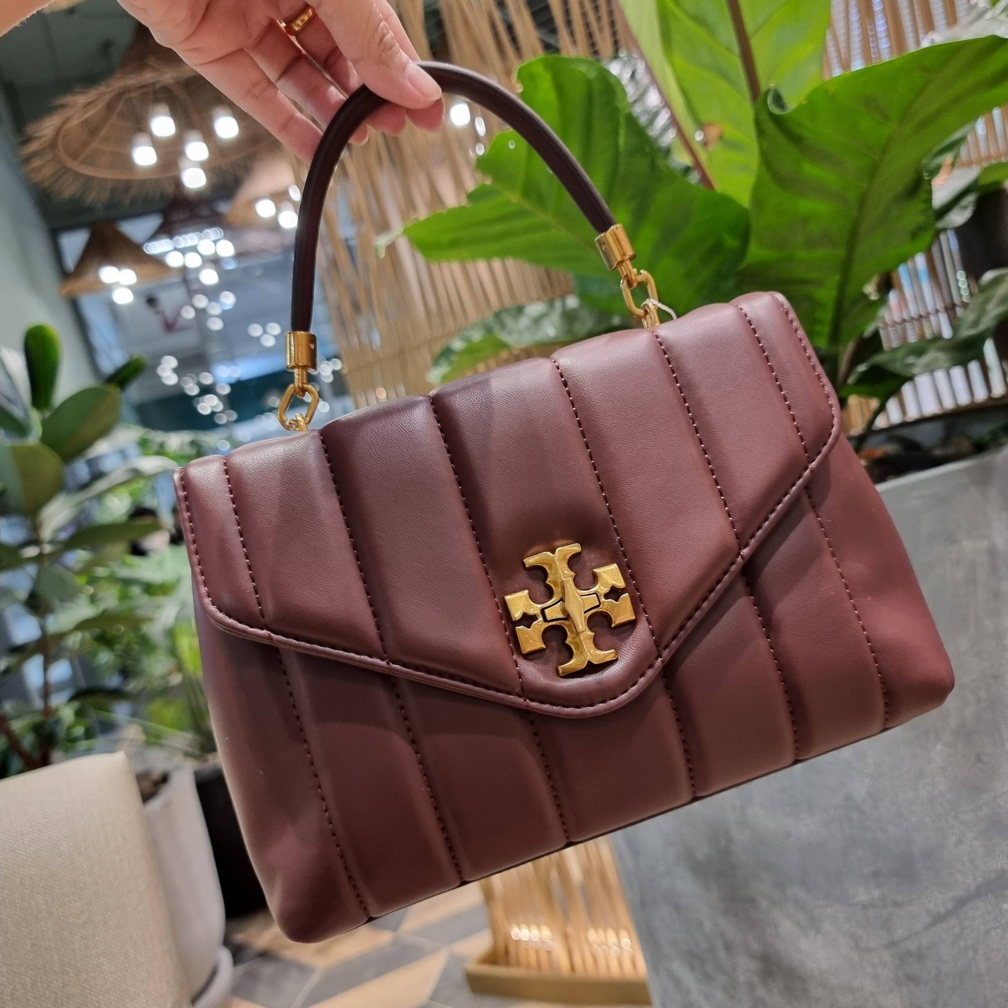 TORY BURCH KIRA QUILTED SMALL SATCHEL มาแล้วด่วนๆ!! กับคอลที่ปังไม่ไหว พร้อมเสิร์ฟสีคลาสสิค กระเป๋าถือ/สะพาย ทรงสวย สะพายคล่องตัว หนังแท้ ดีไซน์บุนวม เส้นคมสวยหรู วัสดุหนังแกะ สัมผัสดีงาม นิ่มมือ เปิด-ปิดด้วยอะไหล่บิดล็อค ภายในเป็นช่องโล่ง มีช่องซิป ใส่ขอ