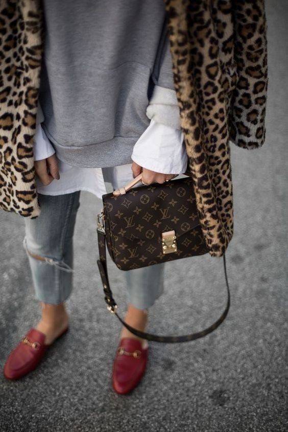 ยกระดับให้ตัวเอง กับไอเท็มสุดเลิศ ที่สาวๆตามหา LV pochette metis กระเป๋าถือ/สะพายทรงสวย คลาสสิค ดีไซน์เรียบง่าย แต่แฝงความหรู วัสดุหนังแคนวาสคุณภาพดี เปิดปิดด้วยตัวบีบล็อค ด้านหลังมีช่องซิปแยก ภายในซับสวยงามมาก ดูแพงที่สุด แบ่งสัดส่วนดูเหมาะ น่าใช้จริงๆ ส