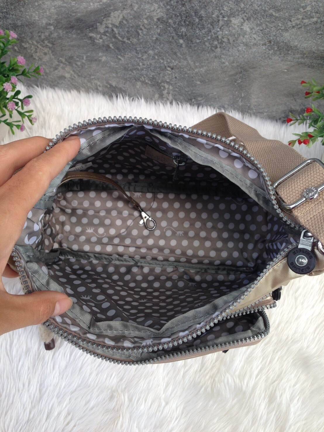 KIPLING Shoulder Bag (K25511) Outlet Hongkong กระเป๋าสะพาย วัสดุ nylon คุณภาพดี กันน้ำ ตามแบบฉบับแบรนด์ แบ่งเป็นช่องซิป 5 ช่อง สามารถใส่ไอแพด กระเป๋าสตางค์ใบยาว และมือถือได้ทุกรุ่นค่ะ จุคุ้มมากๆ น้ำหนักเบา สายสะพายปรับได้ จะสะพายไหล่ หรือ crossbody ได้สบา