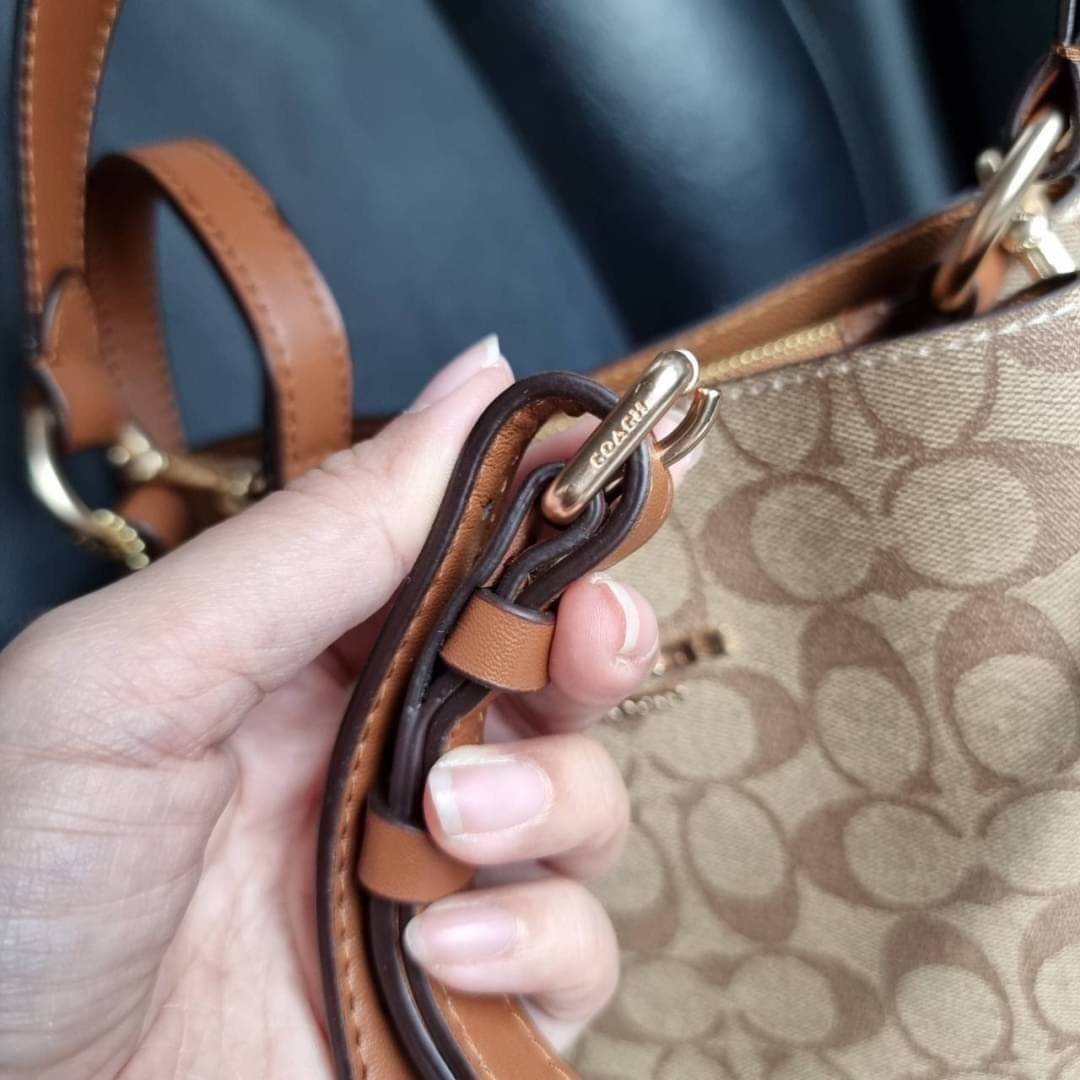 COACH 2312 SMALL TOWN BUCKET BAG IN SIGNATURE CANVAS รุ่นยอดนิยมใบเล็กมาครบสีแล้วจ้า กระเป๋าทรงบัคเก็ต สีผู้ดี๊ผู้ดี ตัวกระเป๋าดีไซน์คลาสสิคลายซี ดูโดดเด่น วัสดุหนังแคนวาสเคลือบลาย สวยคมทุกมุมจริงๆ!! เปิด-ปิดด้วยกระดุมแม่เหล็กทั้ง 2 ฝั่ง ภายในเป็นช่องโล่ง