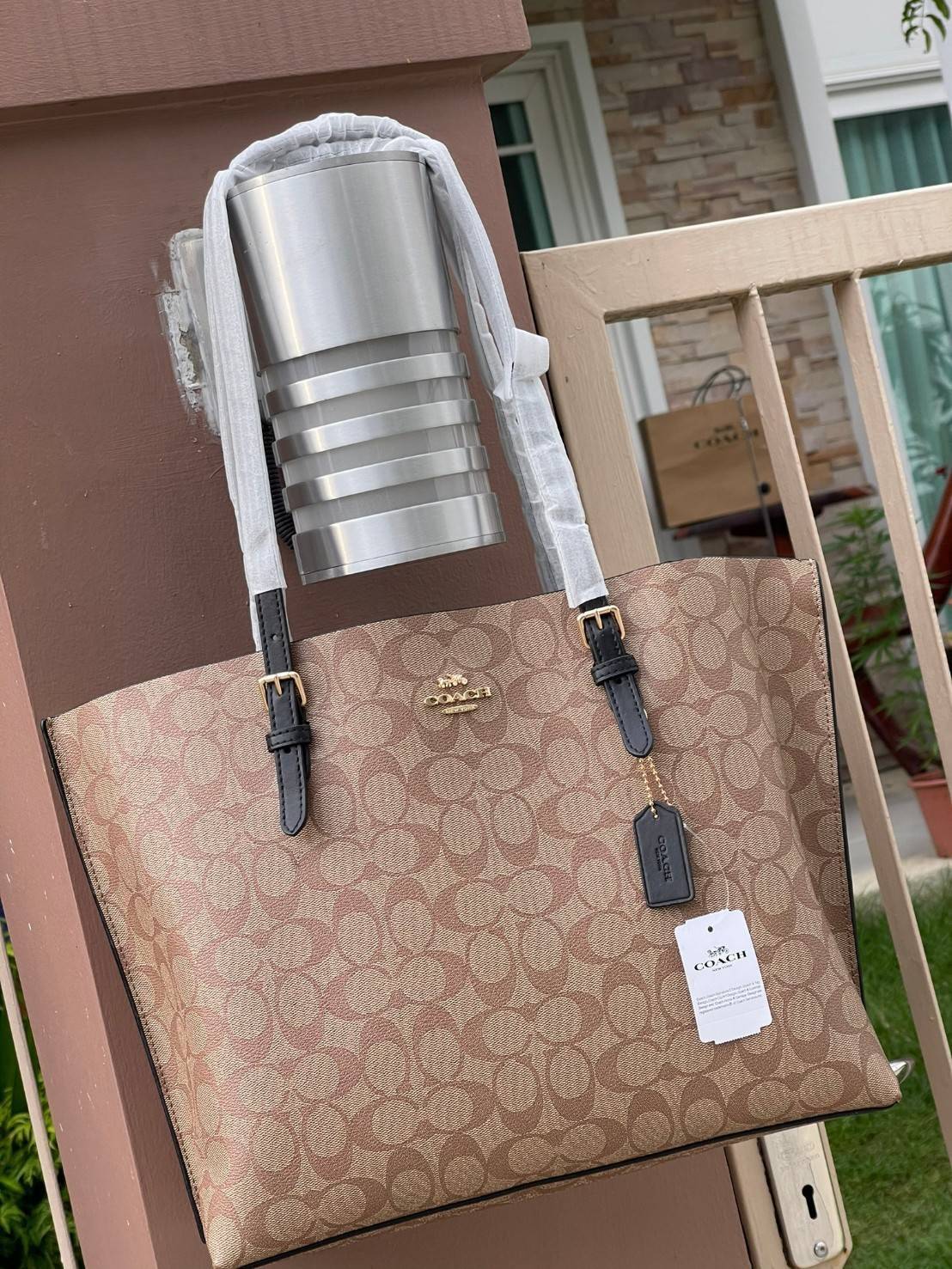 ของแท้ 💯% Coach Signature Tote bag อีกหนึ่งรุ่นฮิต ให้พื้นที่จุของกว้างขวาง เป็นTote Bag รุ่นฮิตอีกรุ่นหนึ่งของ Coach ที่เชื่อว่าต้องเคยผ่านตาสาว ๆ มาก่อนแน่นอนค่ะ