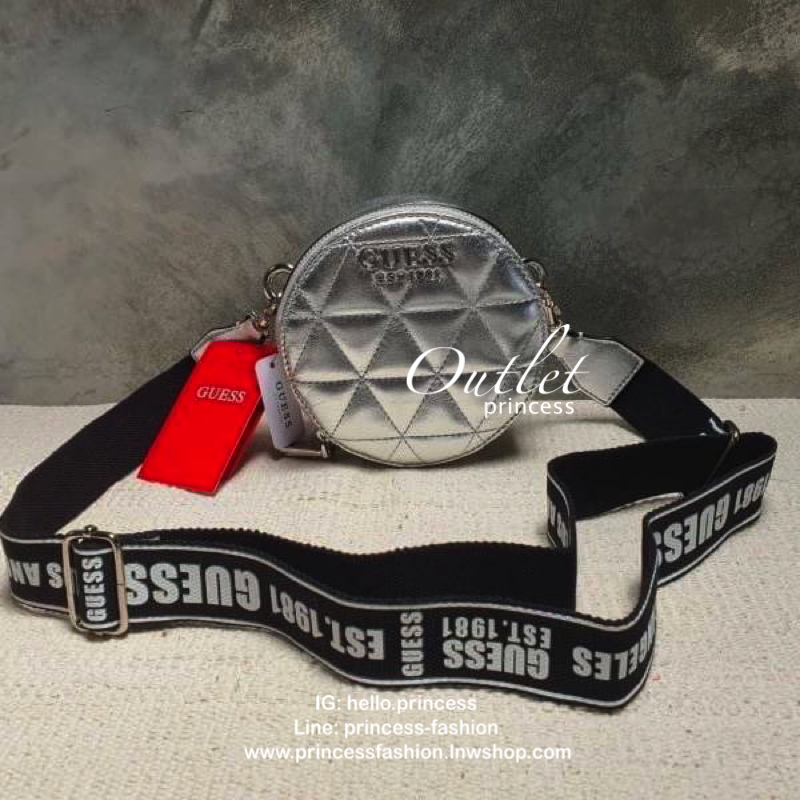 Guess Laiken mini crossbody bag กระเป๋าสะพายข้างด้านหน้าติดโลโก้แบรนด์ รูปทรงดีไซน์เก๋ เป็นรูปวงกลม เปิดปิดด้วยช่องซิปยาว ด้านในเป็นช่องกว้าง มีป้ายแบรนด์ติดด้านใน และมีช่องเสียบ สายสะพายทรงสปอร์ต สามารถปรับระดับได้ ทรงเก๋ๆ ชิคๆ ชิวๆ แบบนี้ รีบสอยนะคะ
