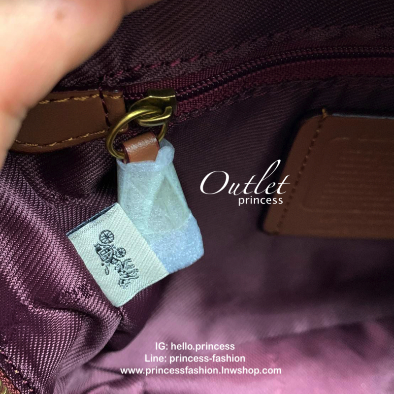 COACH SIGNATURE CROSSBODY BOX BAG ((F31208)) 🔺สินค้าขายดี กระเป๋าสะพายวัสดุหนังแท้ จาก coach factory outlet หนังนิ่ม ทรงสวย ตัวกระเป๋าลายแบรนด์ ตัดขอบหนังเรียบได้สวยงามค่ะ ด้านหน้า-หลัง มีช่องสำหรับใส่ของ เปิดปิดกระเป๋าแบบซิป ที่จับเป็นพวงหนังอะไห