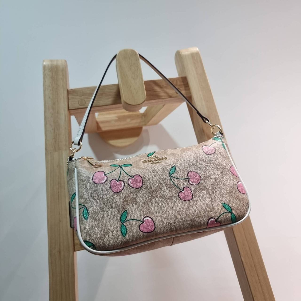 COACH F58321 TOP HANDLE POUCH คอลเลคชั่นสุดฮิต กับดีไซน์ใหม่ น่ารักน่าใช้ทุกแบบ กระเป๋าพอชทรงใช้งานง่าย สะดวก กะทัดรัด วัสดุหนังแคนวาสเคลือบคุณภาพ มาพร้อมสายคล้องในตัว และสายสะพาย crossbody ปรับเปลี่ยนได้ตามสไตล์ อีกหนึ่งไอเท็มที่สาวๆต้องมี ในราคาสุดคุ้ม 