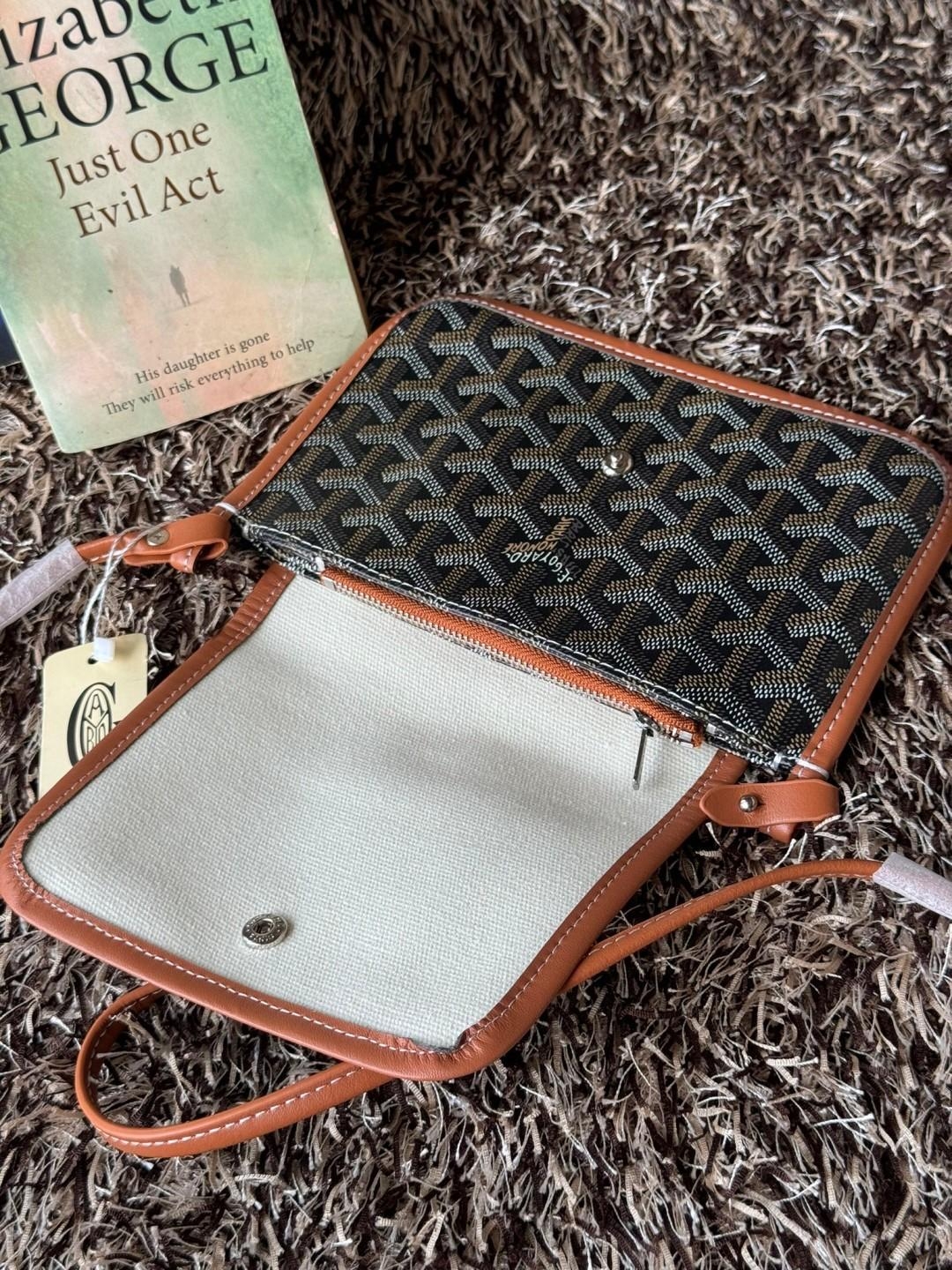 Goyard Plumet Rocket Wallet กระเป๋าสะพายใบเล็กกะทัดรัด ดีไซน์กระเป๋าสตางค์ มีช่องเพียงพอสำหรับใส่ธนบัตร เงินสด เอกสารต่าง ๆ