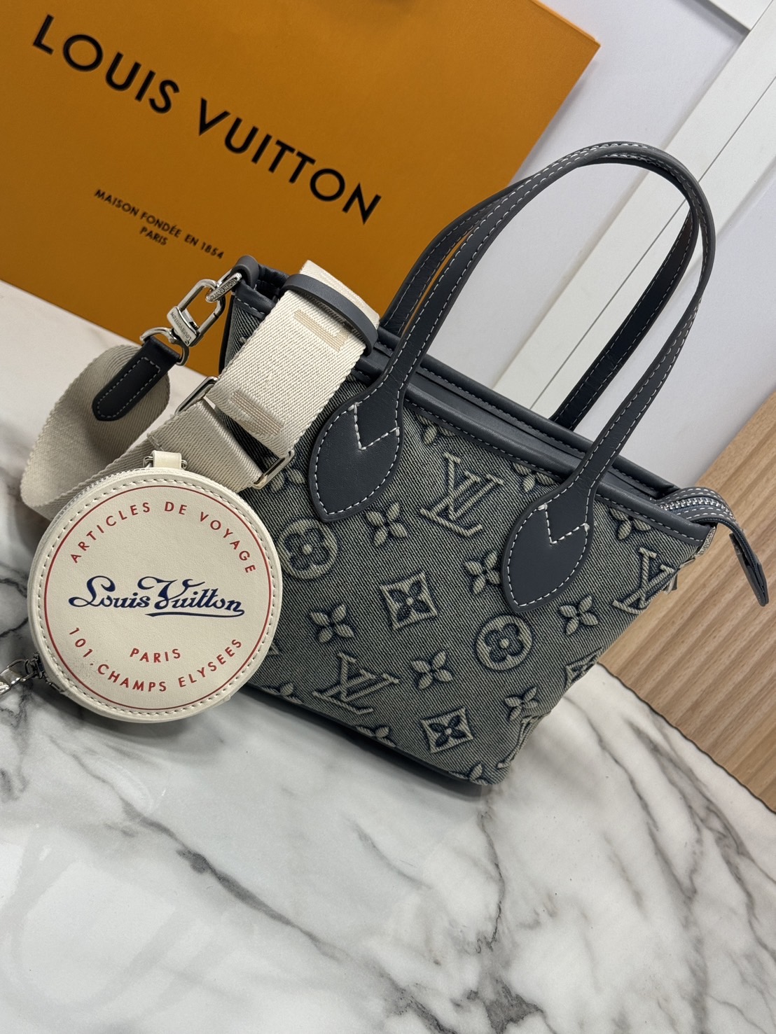 LV Neverfull BB Monogram Denim - Handbags กระเป๋าทรงโท้ทมินิเดนิมสไตล์วินเทจ ปั้มนูนโลโก้ลายโมโนแกรม เดนิมสีซีดสวยคลาสสิกสุดไอคอนิก ที่ใครเห็นต้องเป็นคลั่งรัก