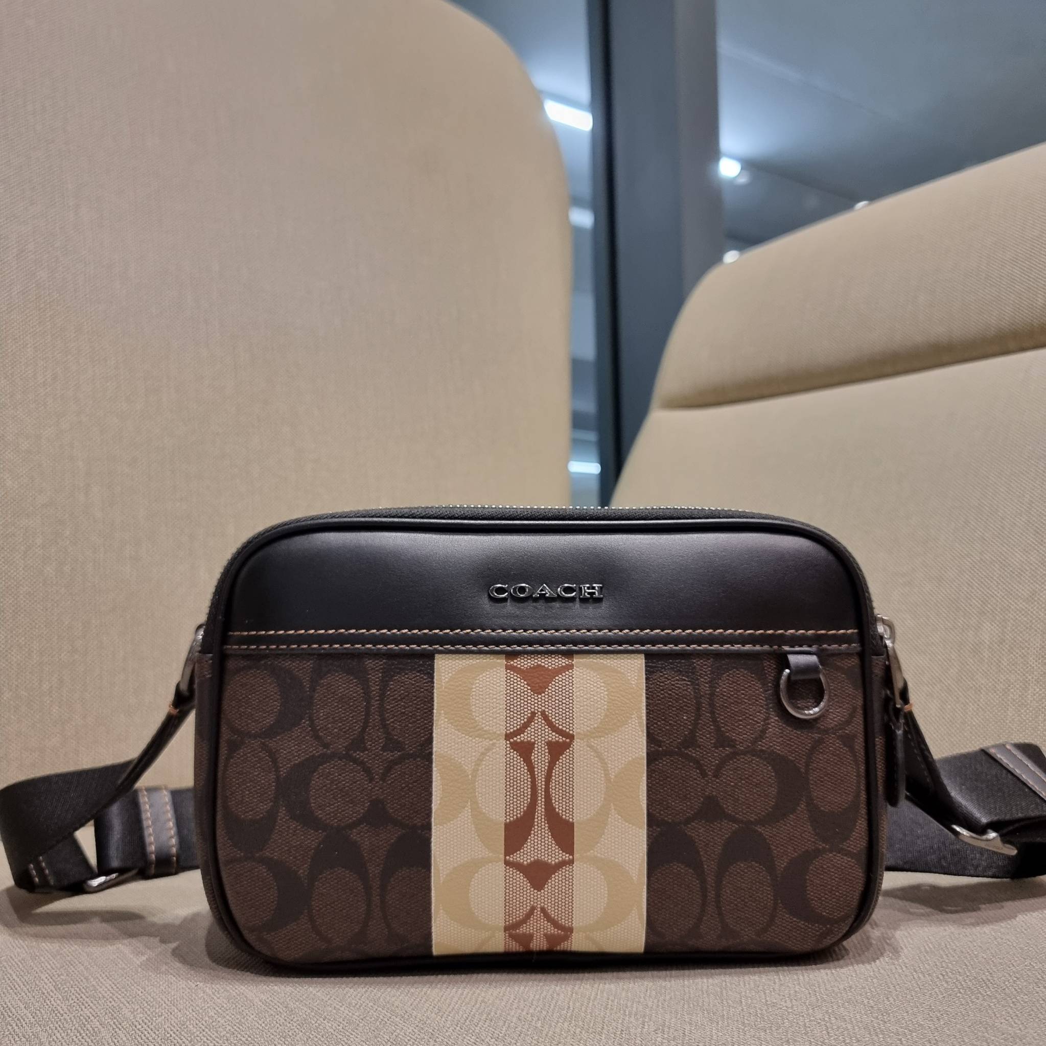 COACH GRAHAM CROSSBODY IN BLOCKED SIGNATURE CANVAS WITH VARSITY STRIPE C9965 อีกหนึ่งกระเป๋าครอสบอดี้รุ่นยอดฮิตสำหรับหนุ่มๆ ที่สาวๆก็ใช้ได้!! ดีไซน์ใหม่เพิ่มดีเทลความแพงไปอีก รูปทรงคลาสสิค ใช้งานสะดวก ง่ายต่อชีวิต วัสดุหนังแคนวาสเคลือบลายสลับหนังแท้ ด้านห