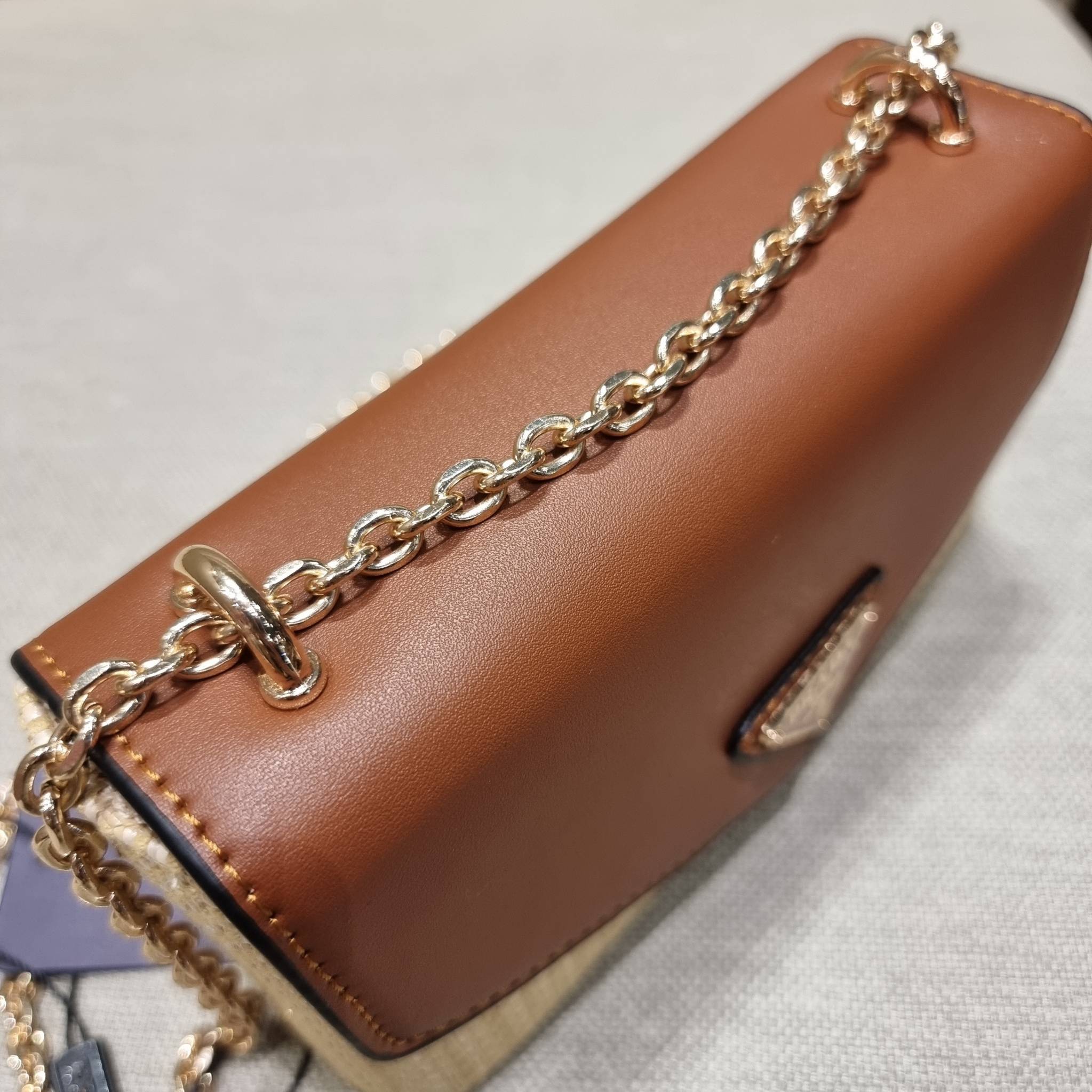 VIP 🥂 PRADA RAFFIA AND LEATHER SHOULDER BAG ลายสานกำลังฮิต! ปังไม่ไหว! ด้วยดีไซน์ล้ำทันสมัย ตกแต่งหนังแท้ผสานกับวัสดุจากธรรมชาติ ออกมาเป็นลายสานที่สวยหรู กับกระเป๋าสะพาย ไซส์กำลังน่ารัก ใส่โทรศัพท์ได้ พกพาง่าย เปิด-ปิดด้วยกระดุมแม่เหล็ก ภายในเป็นช