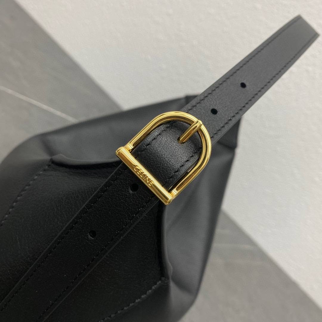 ทรงยอดฮิตที่สุด **หนังนิ่มมือมาก กับ CELINE ROMY VIP GIFT WITH PURCHASE (GWP) กระเป๋าสะพายไหล่ทรงเป็กเอกลักษณ์ เปิดปิดด้วยซิป จุของได้เยอะคะ Ipad mini เครื่องสำอางค์ เหมาะสำหรับสาวๆ มากคะด้วยน้ำหนักที่เบาและใช้ได้หลายลุค มาพร้อมสายสะพาย2แบบ(ถอดเปลี่ยนได้)