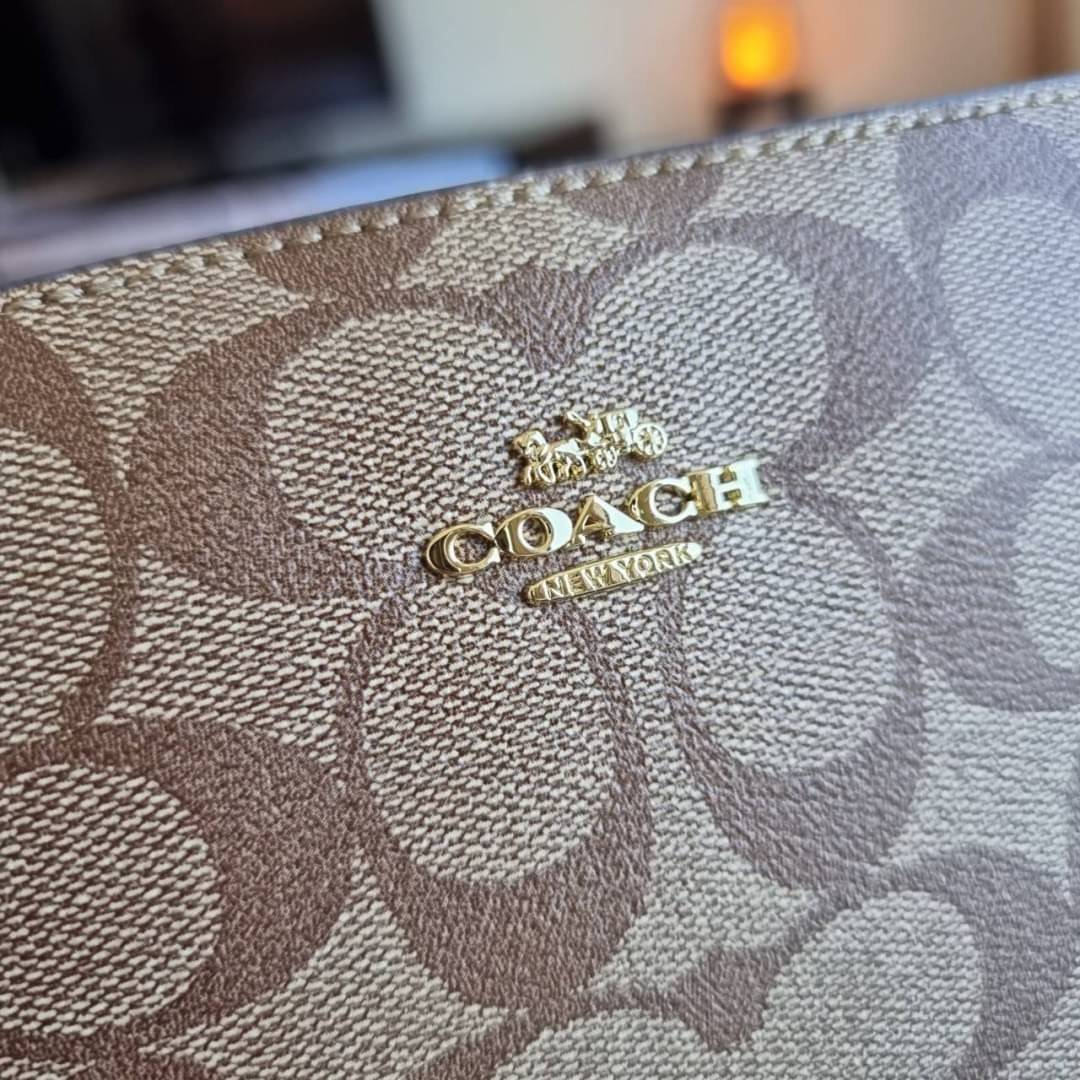 COACH 91677 MINI CAMERA BAG IN SIGNATURE CANVAS ขายดีที่สุด!! กระเป๋าสะพายข้างไซส์มินิ คลาสสิคอยู่ทรง อะไหล่ทองตัดดูหรู วัสดุหนังแคนวาสเคลือบลาย เปิด-ปิดด้วยซิป สายสะพายปรับได้ตามตัว ใบนี้แมทช์ได้ทุกลุค ใช้เป็น everyday bag ได้สบายๆเลยจ้า