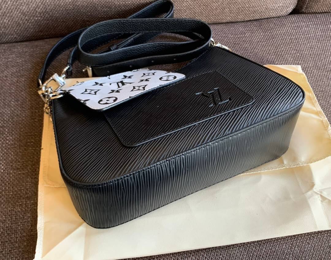 VIP 🥂 LOUIS VUITTON MARELLR EPI LEATHER รุ่นนี้ลายหนังเป็นลายไม้ มีโลโก้แบรนด์แบบฉลุด้านหน้า มาพร้อมกระเป๋าใบลูกแบบซิปจัดเก็บได้ตรงช่องด้านหน้า สามารถถอดออกแยกใช้งานได้ต่างหากนะคะ เปิดปิดกระเป๋าแบบซิป ภายในโล่ง สามารถใส่กระเป๋าเงินใบยาวได้;ของจุกจ