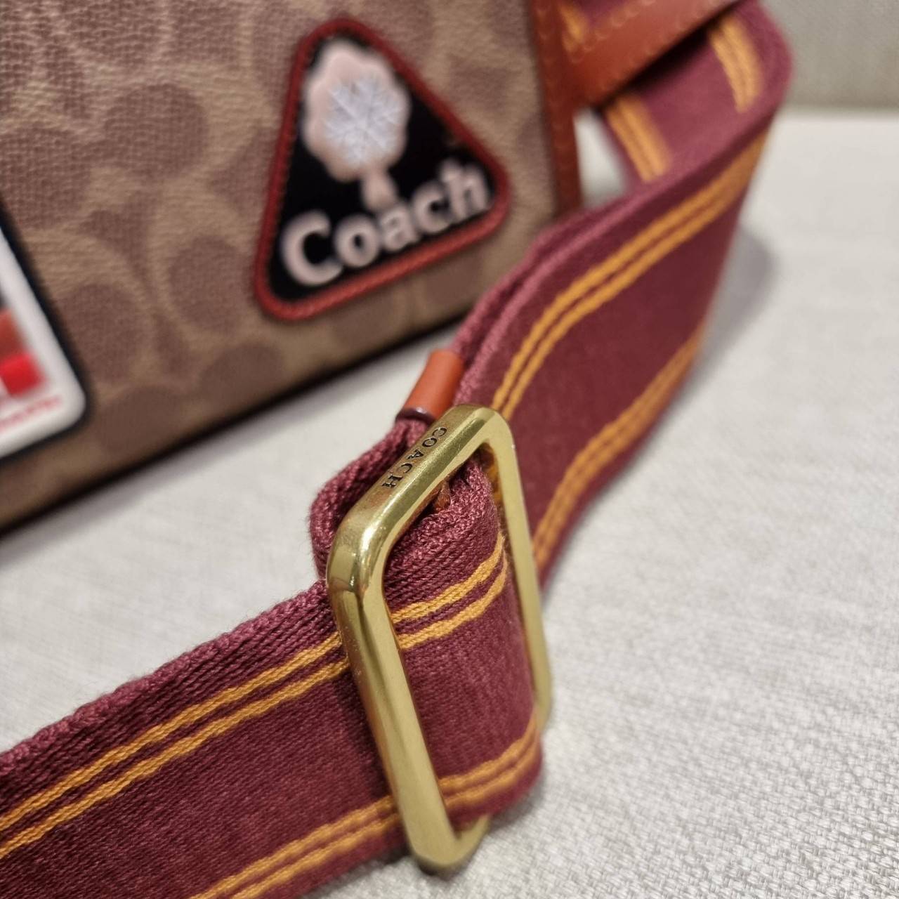 COACH C6846 FIELD TOTE IN SIGNATURE CANVAS WITH PATCHES คอลเลคชั่นใหม่สุดปัง!! สกีเรทโทร ดีไซน์วินเทจ ต้อนรับฮอลิเดย์นี้กันแบบที่สุด กระเป๋าทรงโท้ท ไซส์ใหญ่จุคุ้ม ฟังก์ชั่นการใช้งานสะดวกที่สุด มีทั้งสายคล้องแขนในตัว และสายครอสบอดี้ โดดเด่นด้วยแพทช์ลวดลายค