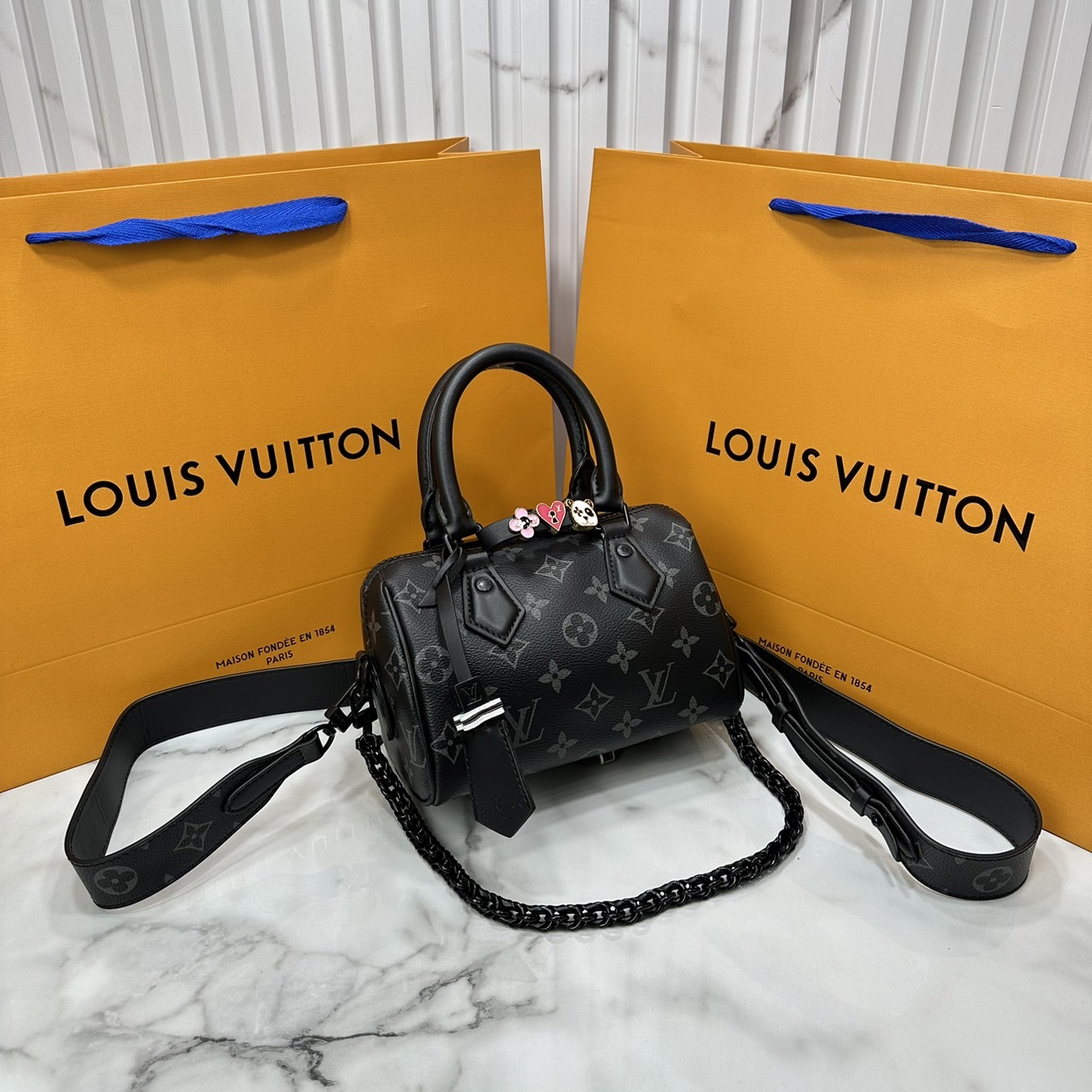 LV Speedy Bandoulière 7" Bicolor Monogram Bag / LV Keepall Bag น้องกระเป๋าทรงหมอนไซส์มินิน่ารัก ดีไซน์น่าใช้มากๆ โทนสีใหม่สวยคลาสสิค รูปทรงโดดเด่น ภายในเป็นช่องกว้าง มาพร้อมสายสะพาย ใบจริงสวยเกินเบอร์!! ไม่ผิดหวังจ้า