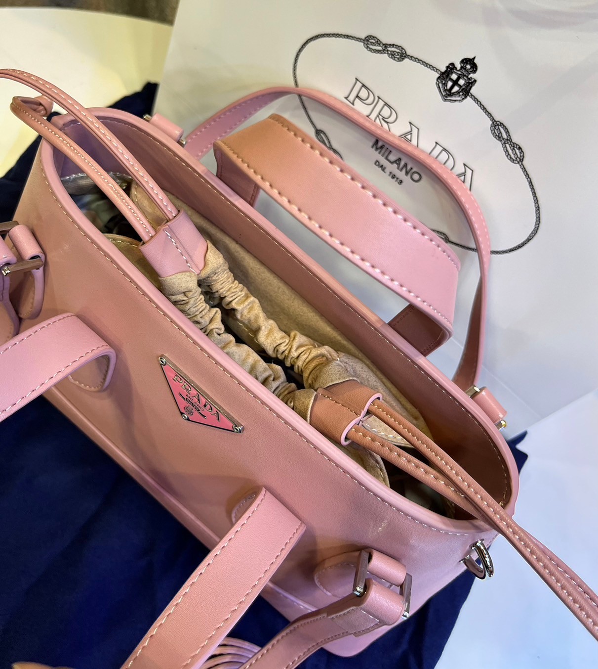 Prada Double 2 way leather handbag / PRADA LEATHER HANDBAG พร้อมส่งที่ไทย กระเป๋าถือหูจับในตัว 2 เส้น พร้อมสายสะพายยาว รูปทรงคลาสสิคใช้งานง่าย มีกิมมิกที่ภายในมีหูรูดน่ารักสุดๆ