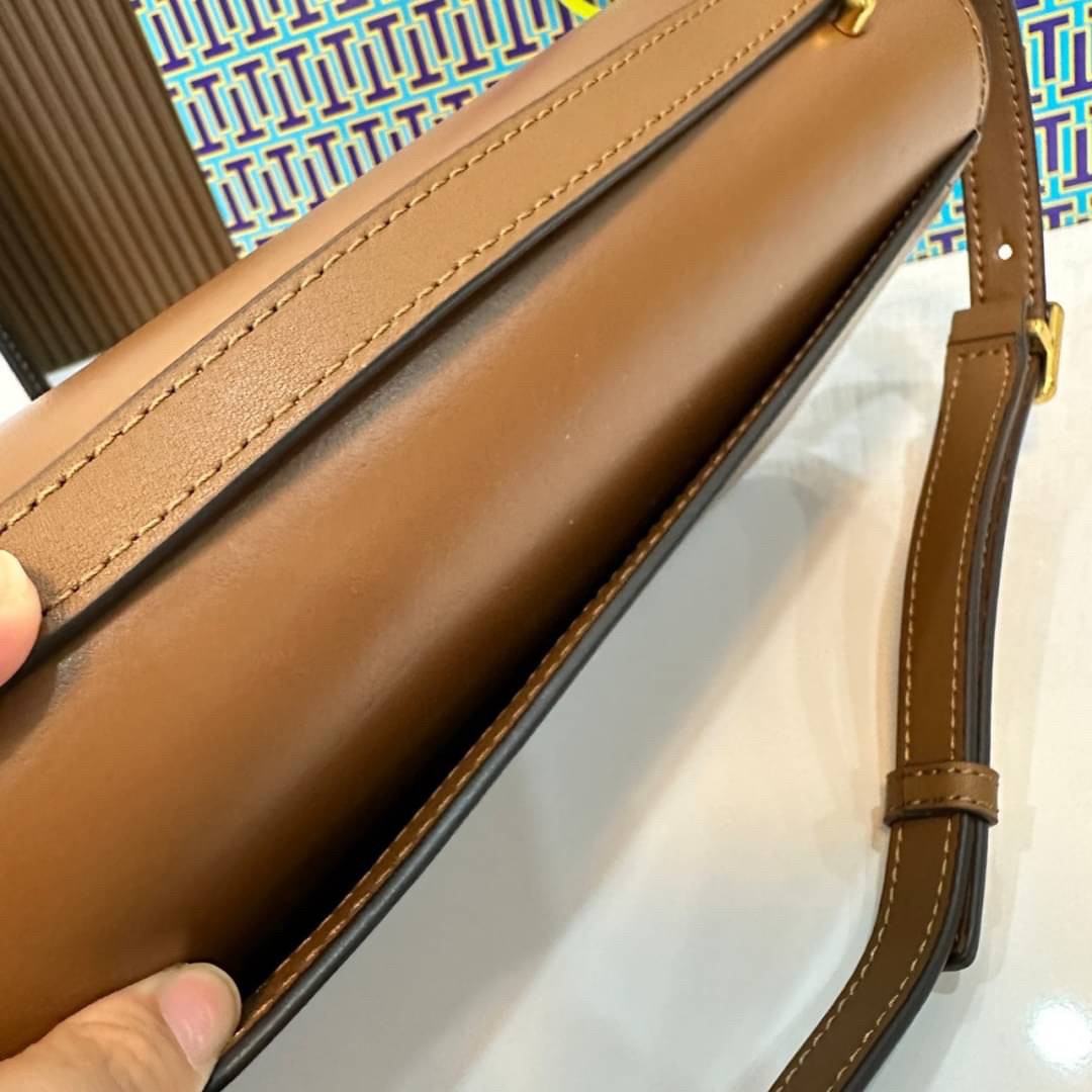 TORY BURCH ELEANOR SMALL LONG CONVERTIBLE SHOULDER กระเป๋าสะพายทรงยาว E/W Eleanor Convertible สูดหรู ดูแพง หนังแท้ เรียบสวยหรู โดดเด่นด้วยป้ายโลโก้สีทอง ลาย Double T อันเป็นเอกลักษณ์ ภายในช่องโล่งกว้างสามารถใส่โทรศัพท์ได้ทุกรุ่น สามารถใส่กระเป๋าสตางค์ใบยา