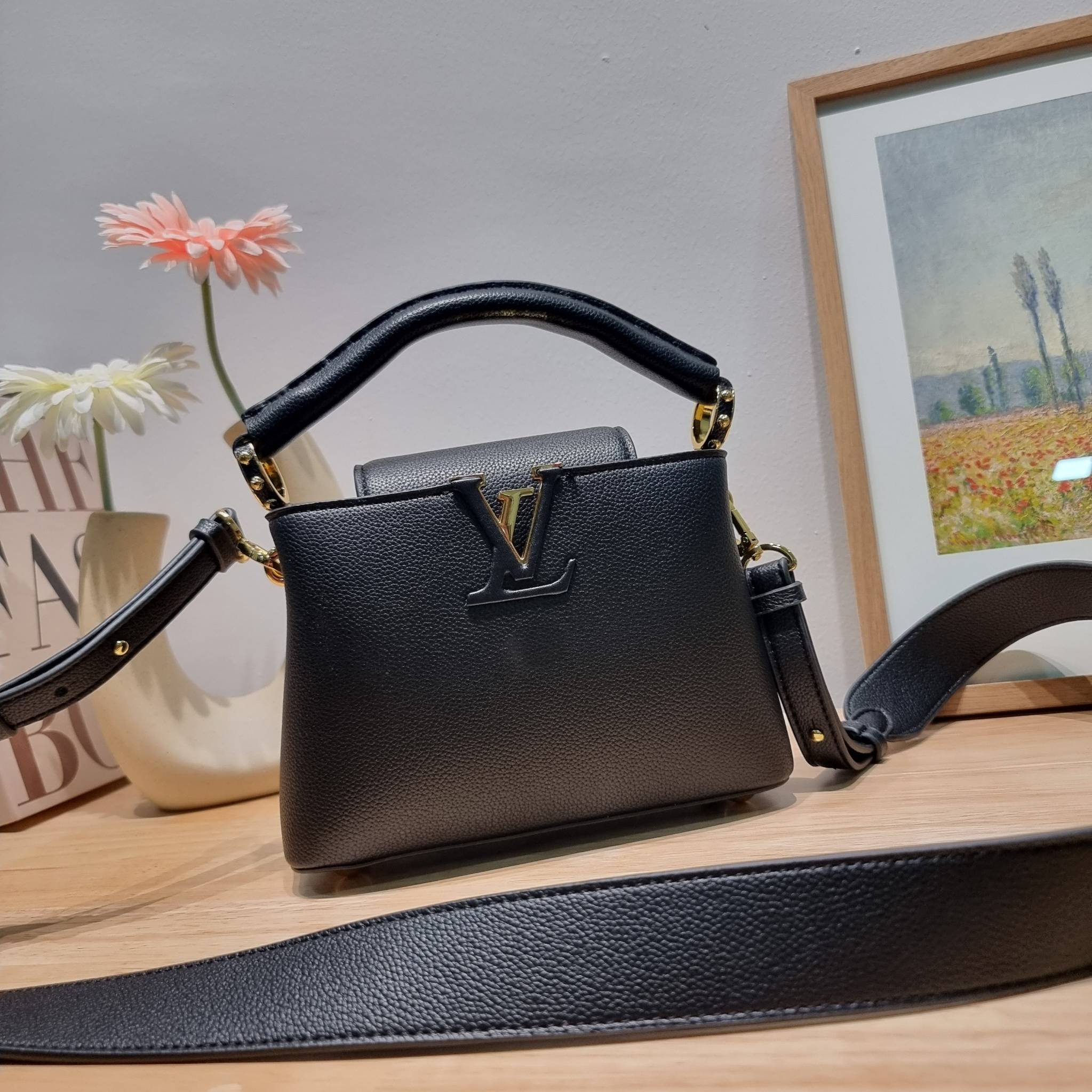 LV capucines mini top handle ที่สุดของความสวยในราคาเบาๆ กระเป๋าถือสุดหรู ดีไซน์ทรงคลาสสิค ที่รอบนี้มาในไซส์มินิ ดีงามม้ากกกก!!