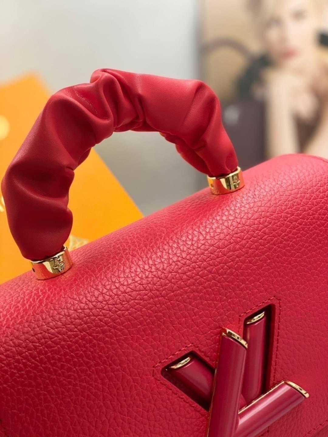 หนังแท้ LOUIS VUITTON Scrunchie Twist Bag พร้อมส่งที่ไทย เกรดออรินอลงานหนังแท้ทั้งใบ ภาพสินค้าถ่ายจากงานขายจริง ใช้งานต่างประเทศได้