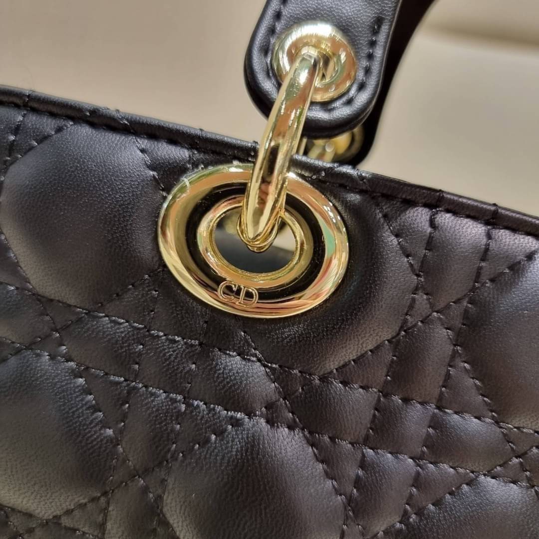 Medium Lady D-Joy Bag Cannage Lambskin / CD LADY D-JOY BAG ดีไซน์ใหม่ อัพเลเวลความหรู กับกระเป๋าสะพายข้างที่รอบนี้ดีไซน์รูปทรงโฉมใหม่ ใช้งานง่ายขึ้น สะดวกใช้มากขึ้น